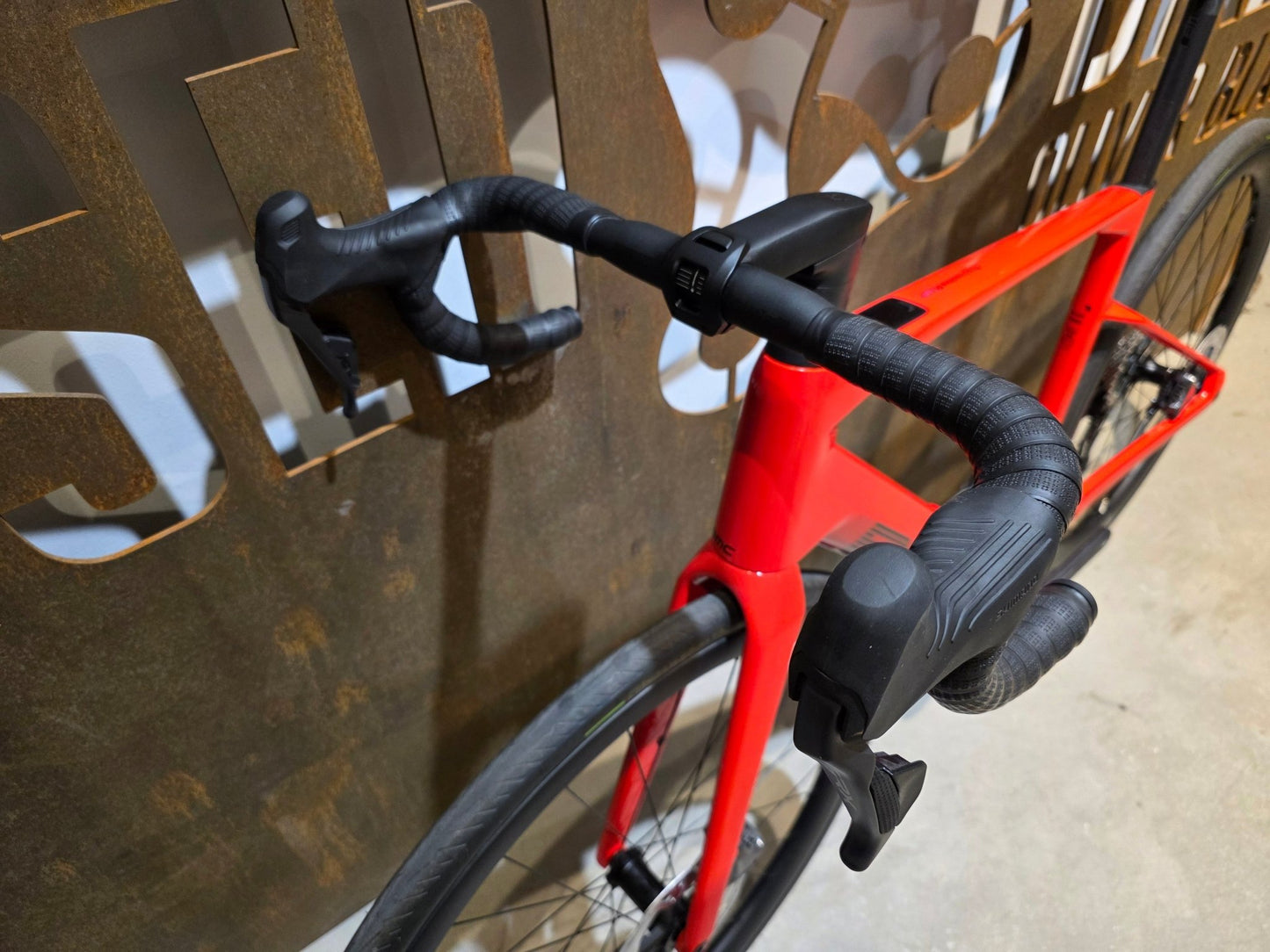 E - Rennrad/ - Gravel von Bmc, BMC ROADMACHINE AMP 01 TWO / 54CM vor USEDBIKES - OB.DE Hintergrund