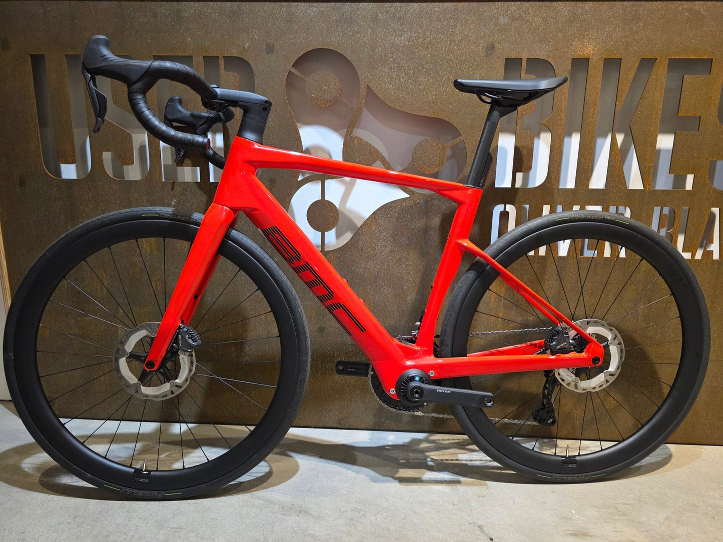 E - Rennrad/ - Gravel von Bmc, BMC ROADMACHINE AMP 01 TWO / 54CM vor USEDBIKES - OB.DE Hintergrund