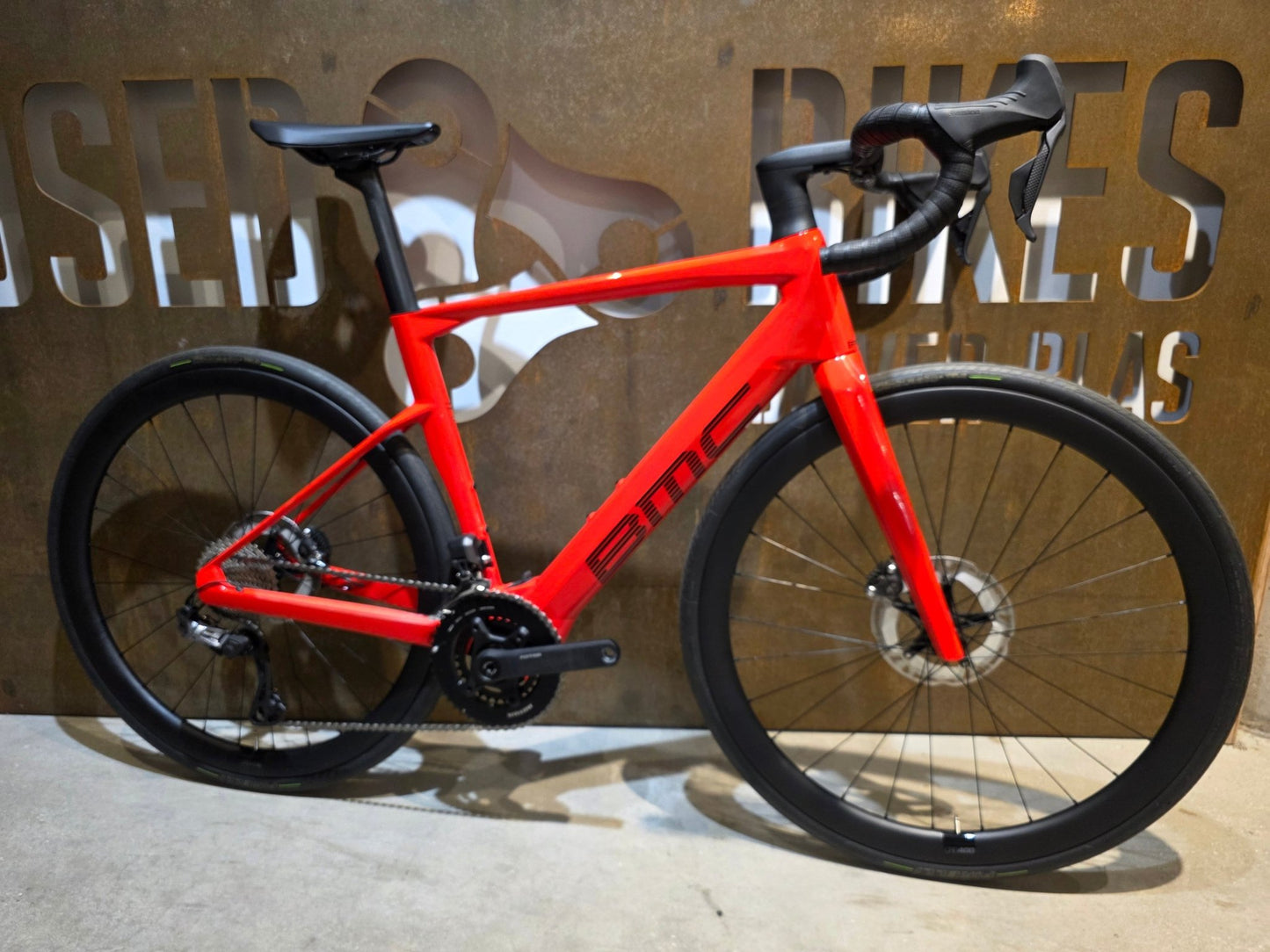 E - Rennrad/ - Gravel von Bmc, BMC ROADMACHINE AMP 01 TWO / 54CM vor USEDBIKES - OB.DE Hintergrund