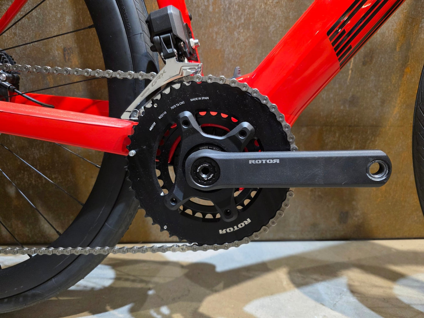 E - Rennrad/ - Gravel von Bmc, BMC ROADMACHINE AMP 01 TWO / 54CM vor USEDBIKES - OB.DE Hintergrund