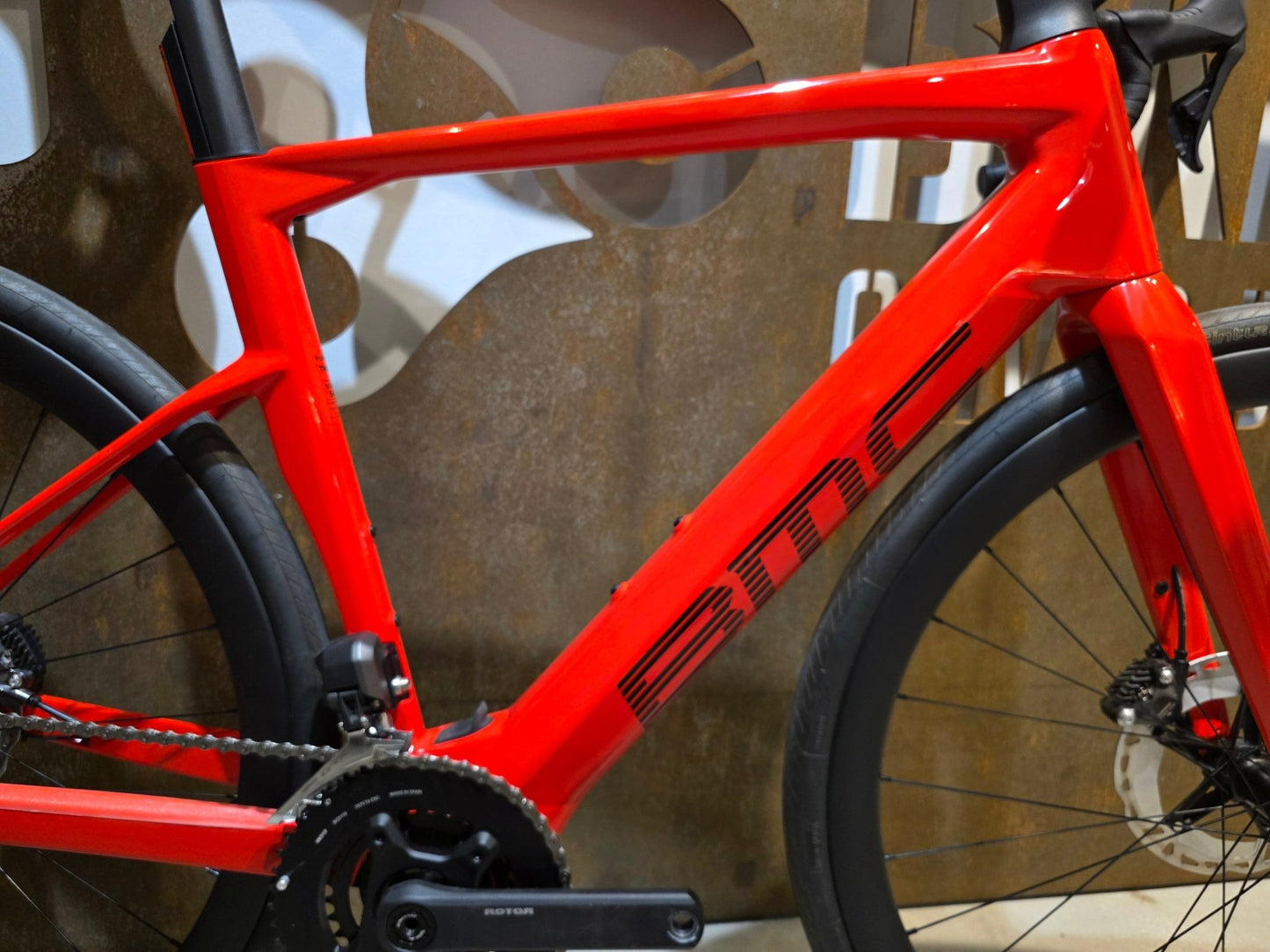 E - Rennrad/ - Gravel von Bmc, BMC ROADMACHINE AMP 01 TWO / 54CM vor USEDBIKES - OB.DE Hintergrund