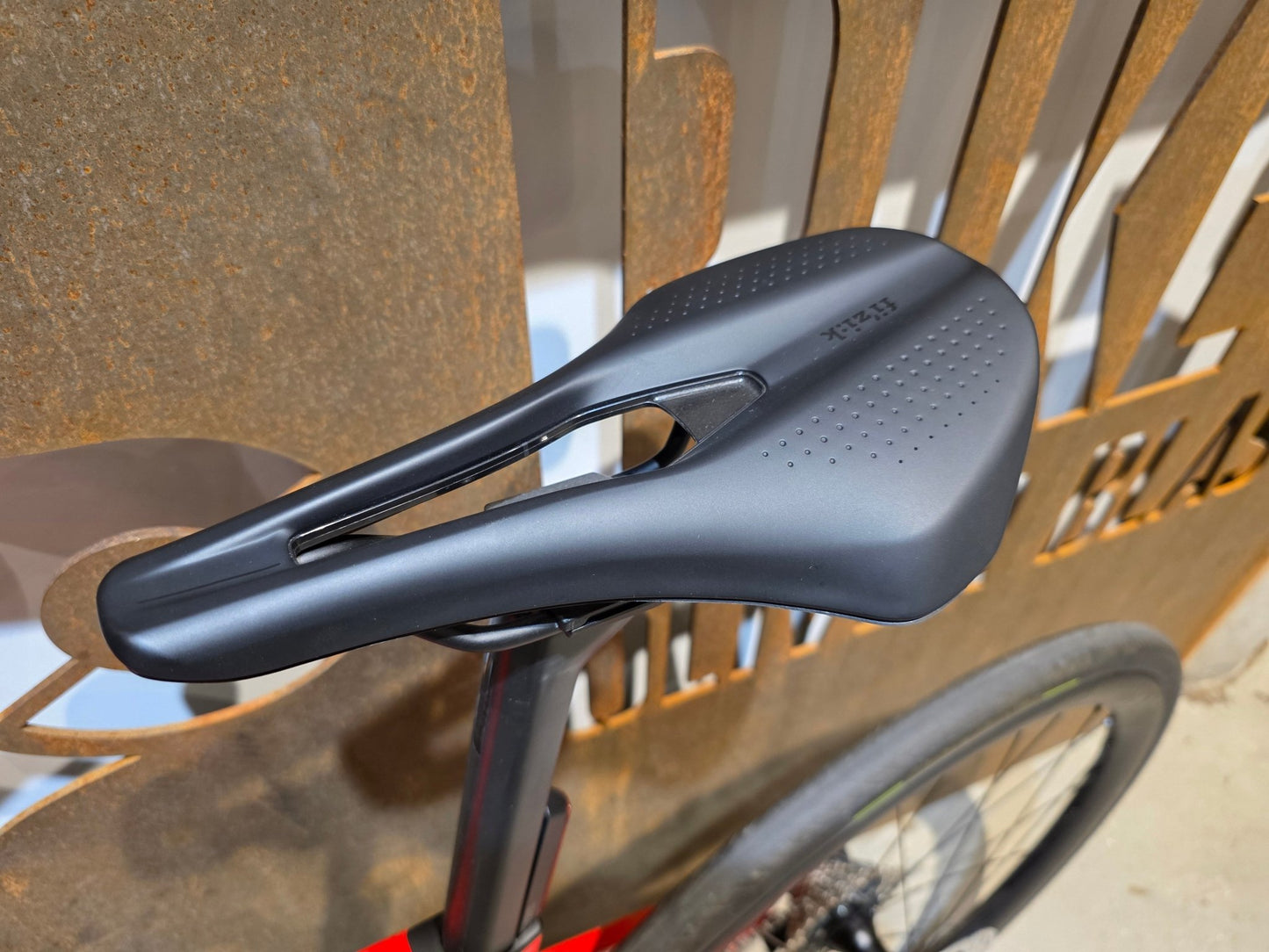 E - Rennrad/ - Gravel von Bmc, BMC ROADMACHINE AMP 01 TWO / 54CM vor USEDBIKES - OB.DE Hintergrund