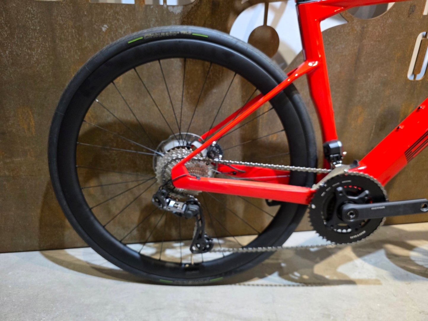 E - Rennrad/ - Gravel von Bmc, BMC ROADMACHINE AMP 01 TWO / 54CM vor USEDBIKES - OB.DE Hintergrund