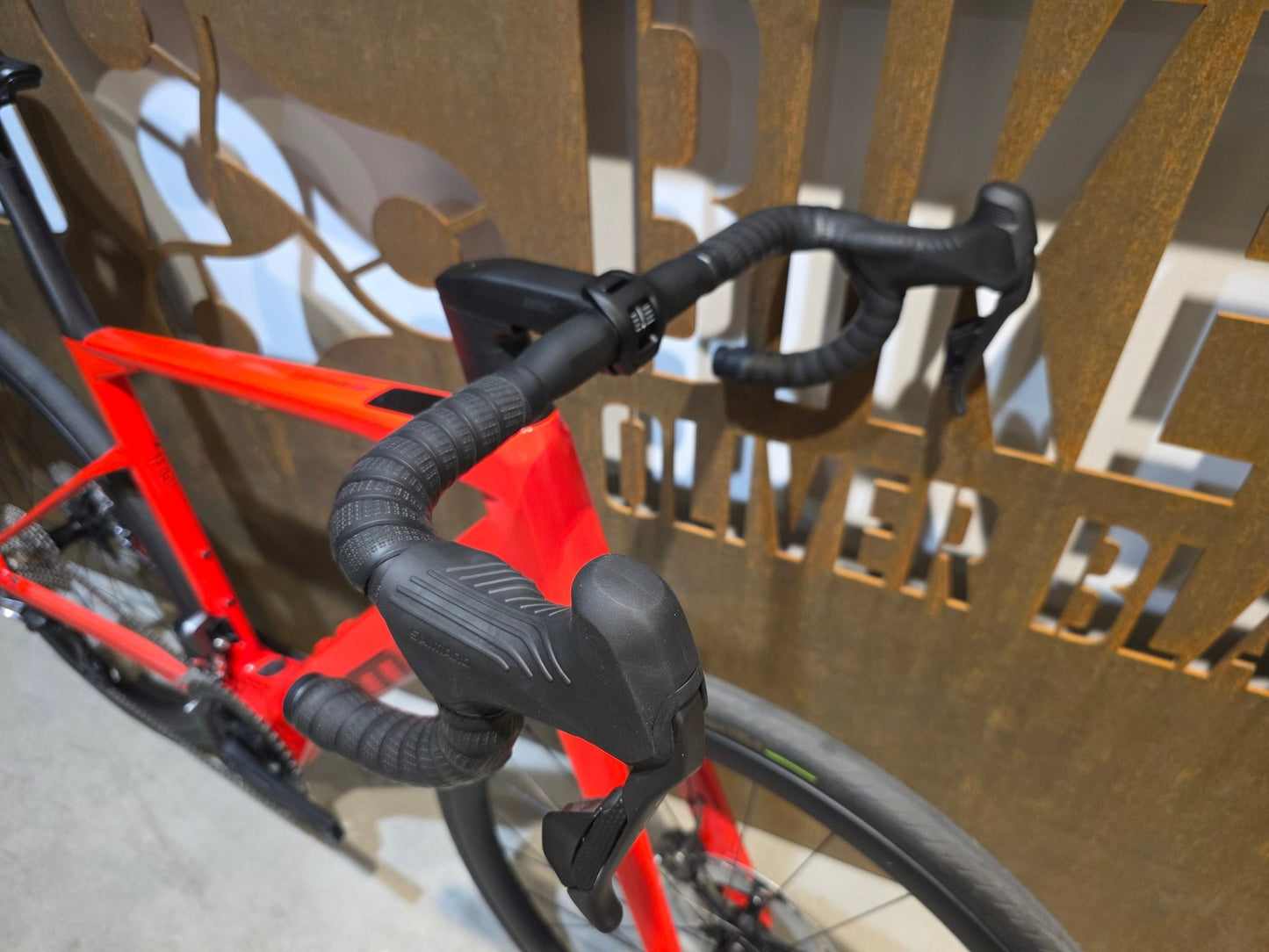 E - Rennrad/ - Gravel von Bmc, BMC ROADMACHINE AMP 01 TWO / 54CM vor USEDBIKES - OB.DE Hintergrund