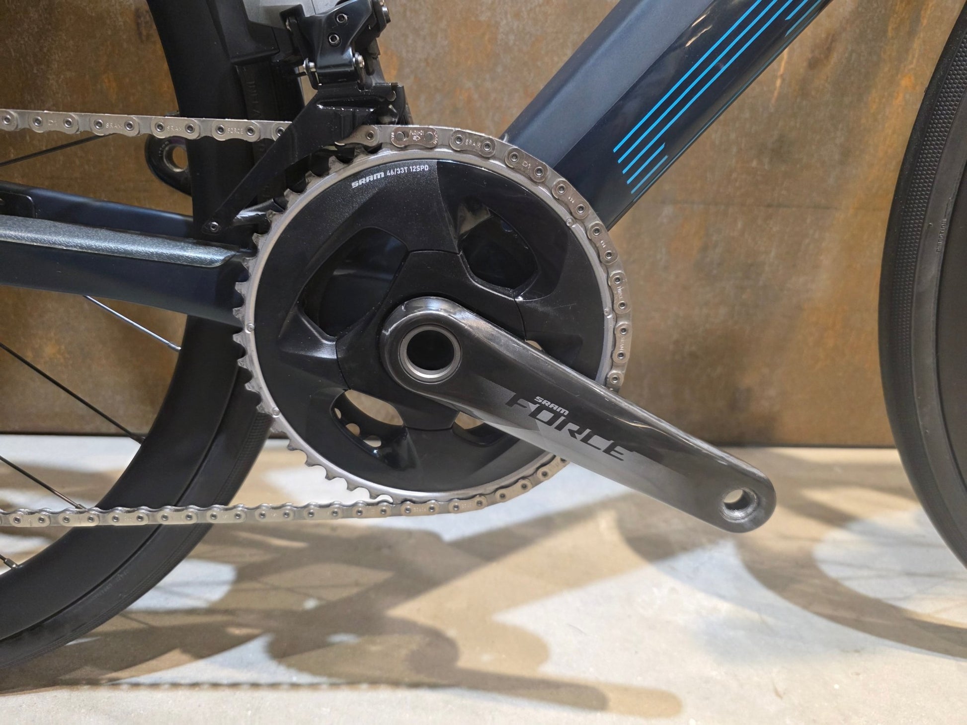 E - Rennrad/ - Gravel von Bmc, BMC ROADMACHINE AMP ONE / TURQUOISE / 51CM vor USEDBIKES - OB.DE Hintergrund