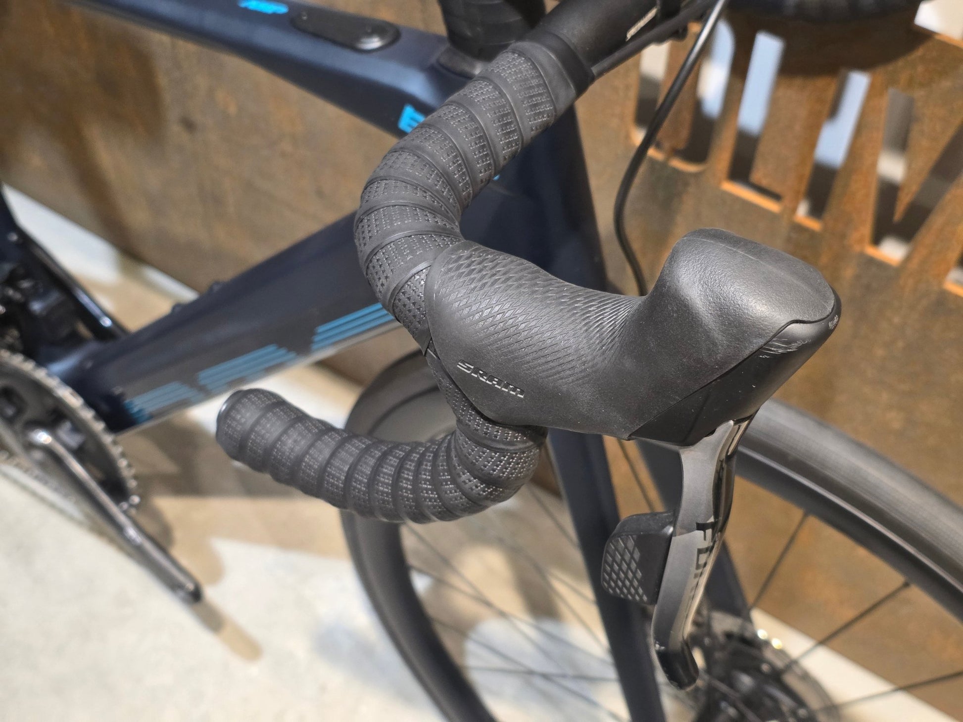 E - Rennrad/ - Gravel von Bmc, BMC ROADMACHINE AMP ONE / TURQUOISE / 51CM vor USEDBIKES - OB.DE Hintergrund