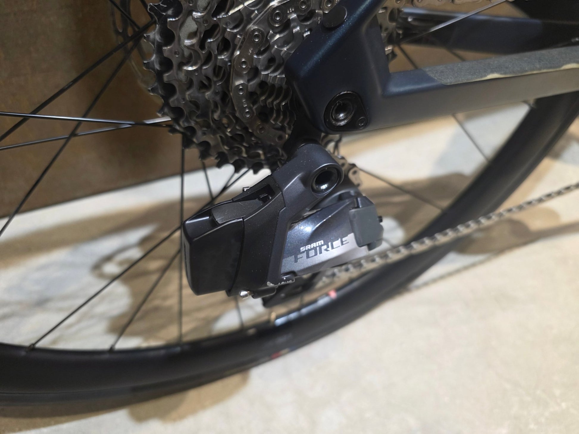 E - Rennrad/ - Gravel von Bmc, BMC ROADMACHINE AMP ONE / TURQUOISE / 51CM vor USEDBIKES - OB.DE Hintergrund