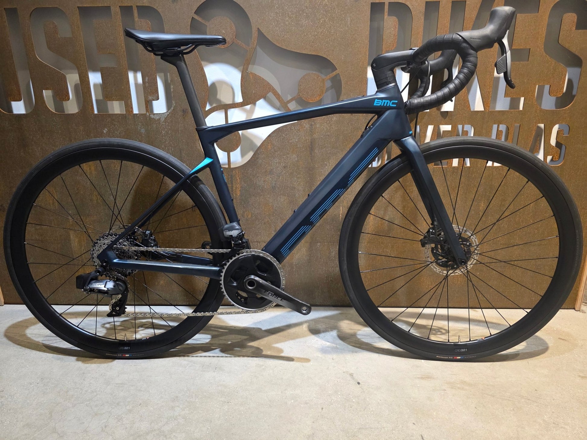 E - Rennrad/ - Gravel von Bmc, BMC ROADMACHINE AMP ONE / TURQUOISE / 51CM vor USEDBIKES - OB.DE Hintergrund