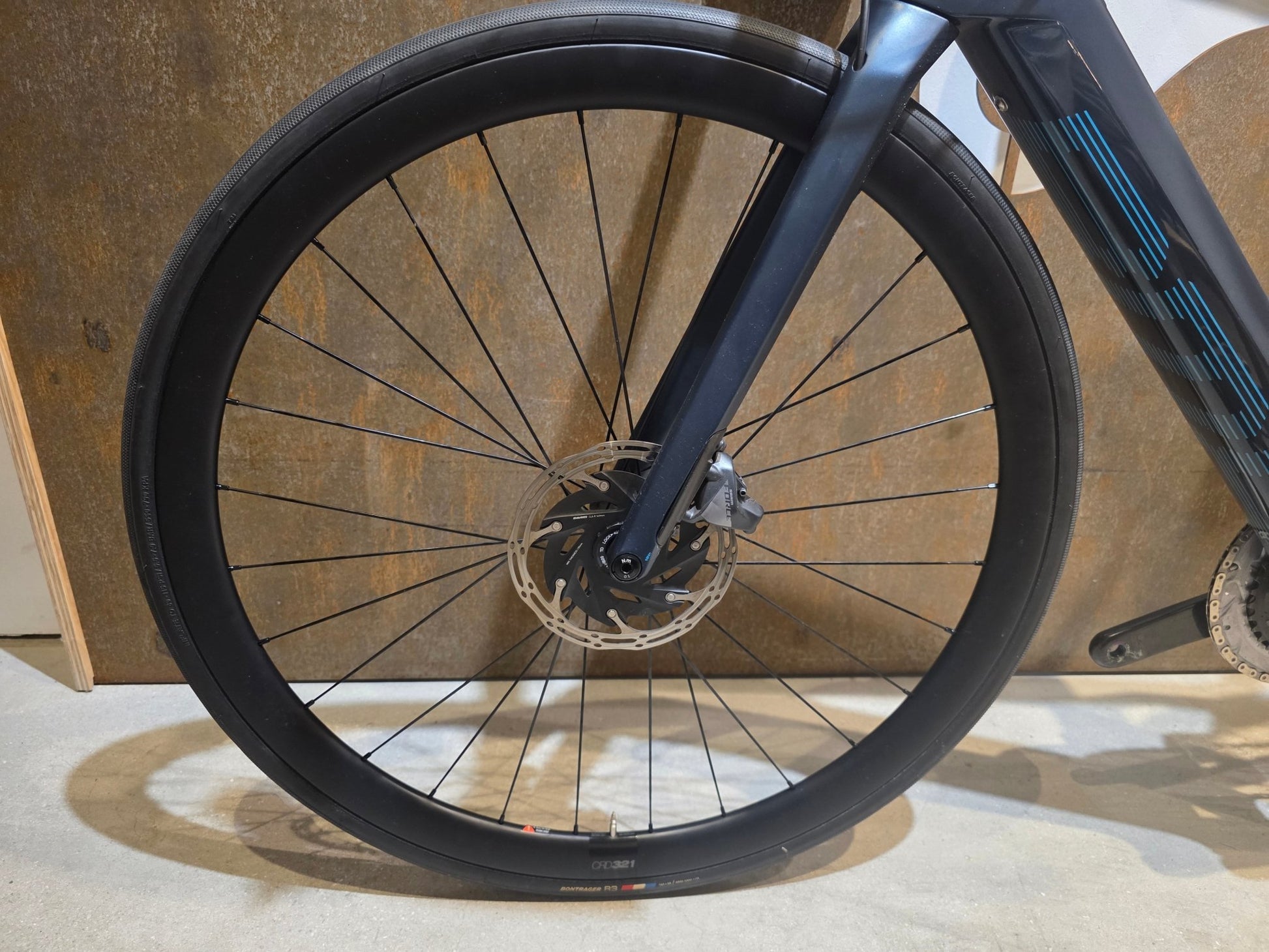 E - Rennrad/ - Gravel von Bmc, BMC ROADMACHINE AMP ONE / TURQUOISE / 51CM vor USEDBIKES - OB.DE Hintergrund