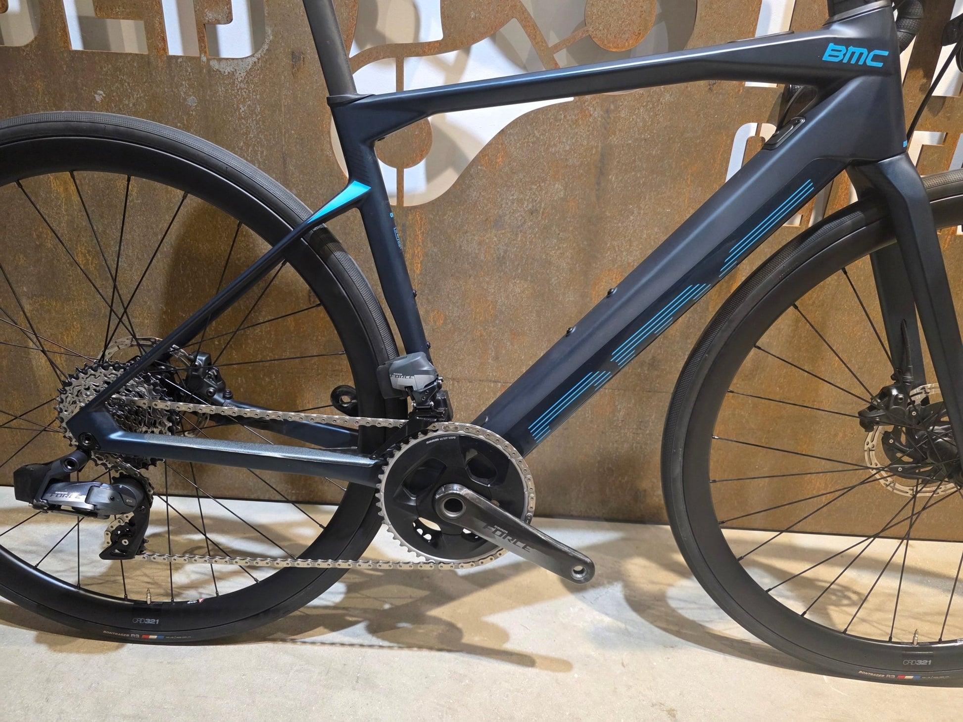 E - Rennrad/ - Gravel von Bmc, BMC ROADMACHINE AMP ONE / TURQUOISE / 51CM vor USEDBIKES - OB.DE Hintergrund
