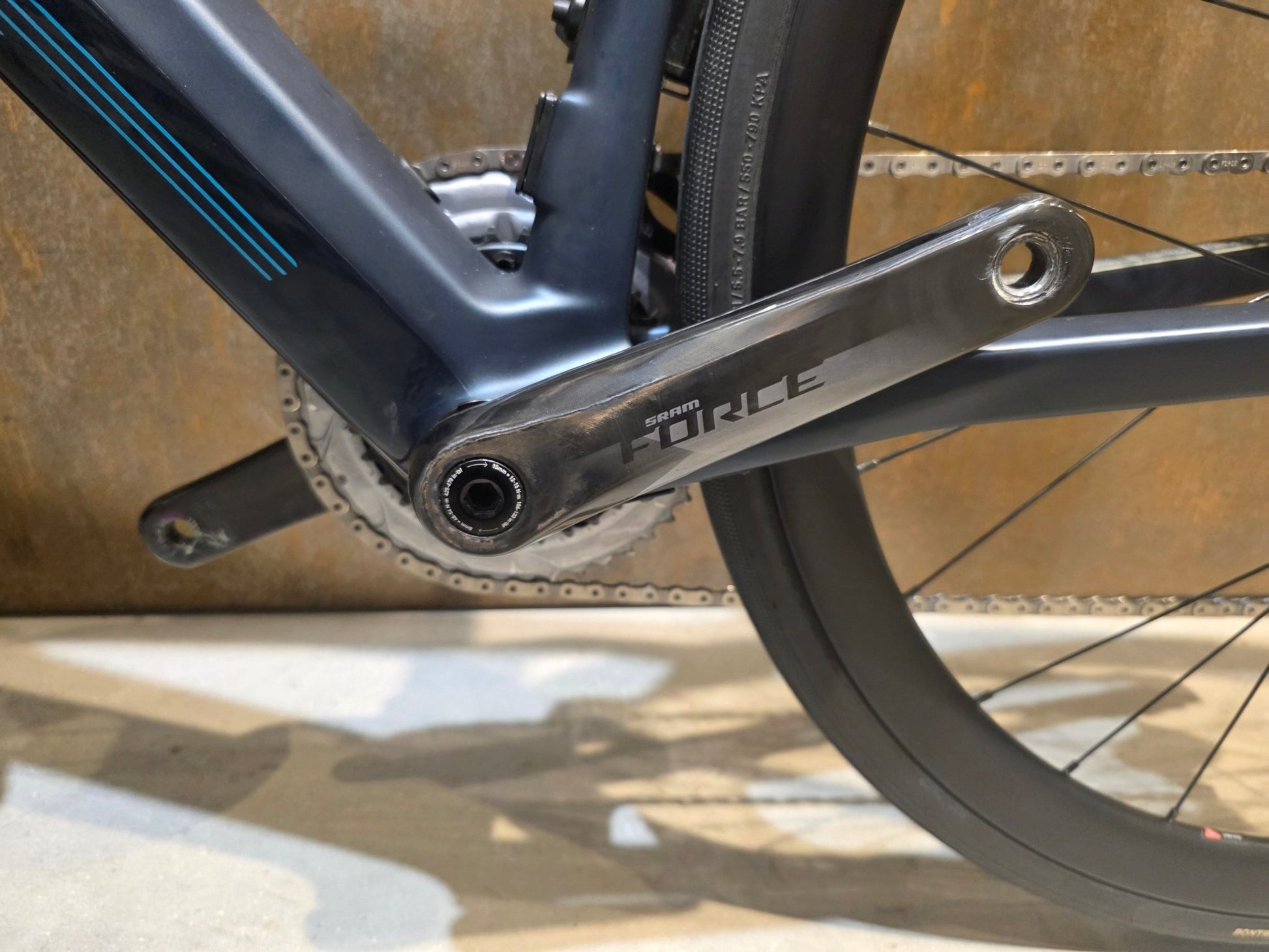 E - Rennrad/ - Gravel von Bmc, BMC ROADMACHINE AMP ONE / TURQUOISE / 51CM vor USEDBIKES - OB.DE Hintergrund