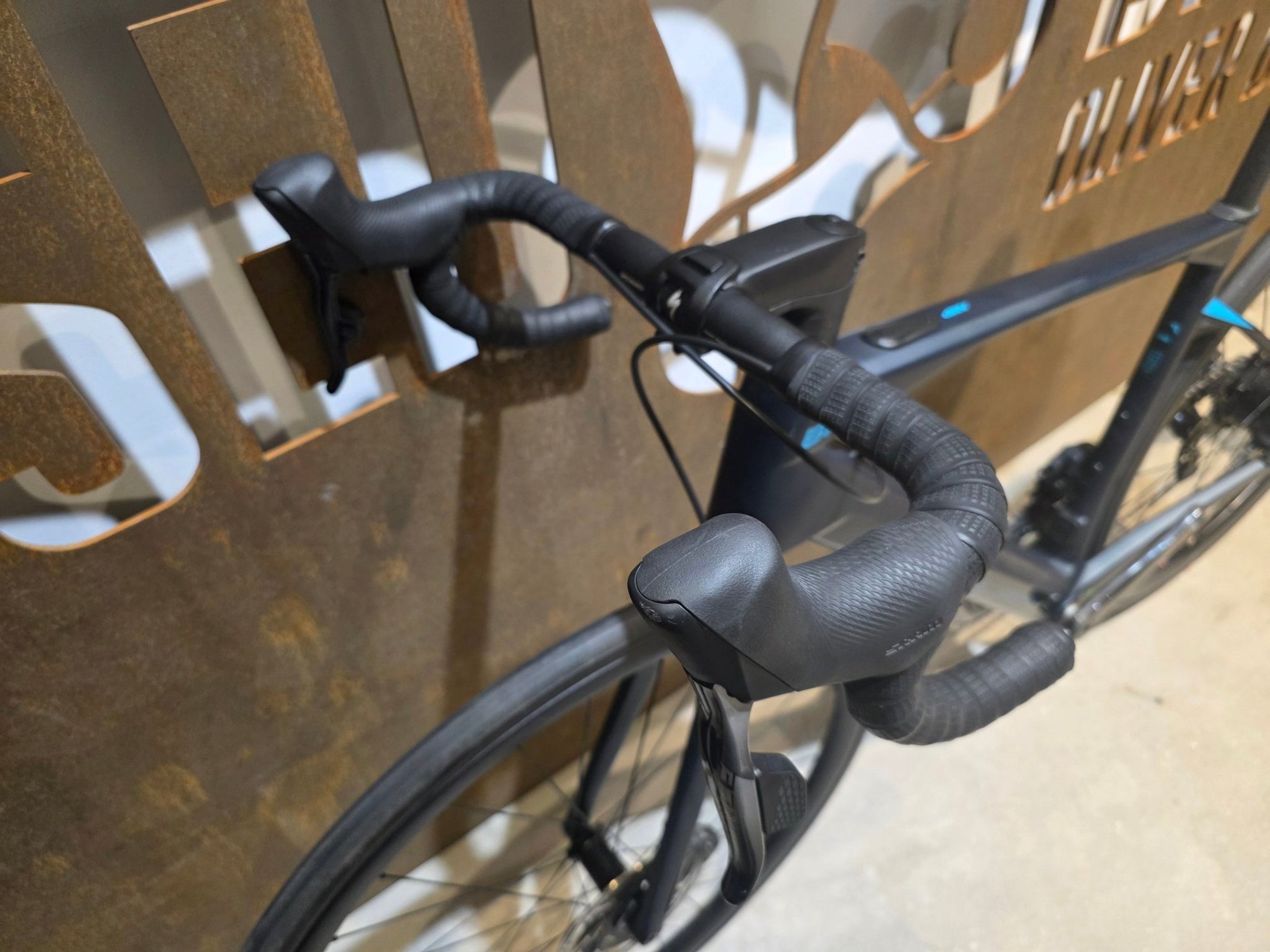 E - Rennrad/ - Gravel von Bmc, BMC ROADMACHINE AMP ONE / TURQUOISE / 51CM vor USEDBIKES - OB.DE Hintergrund