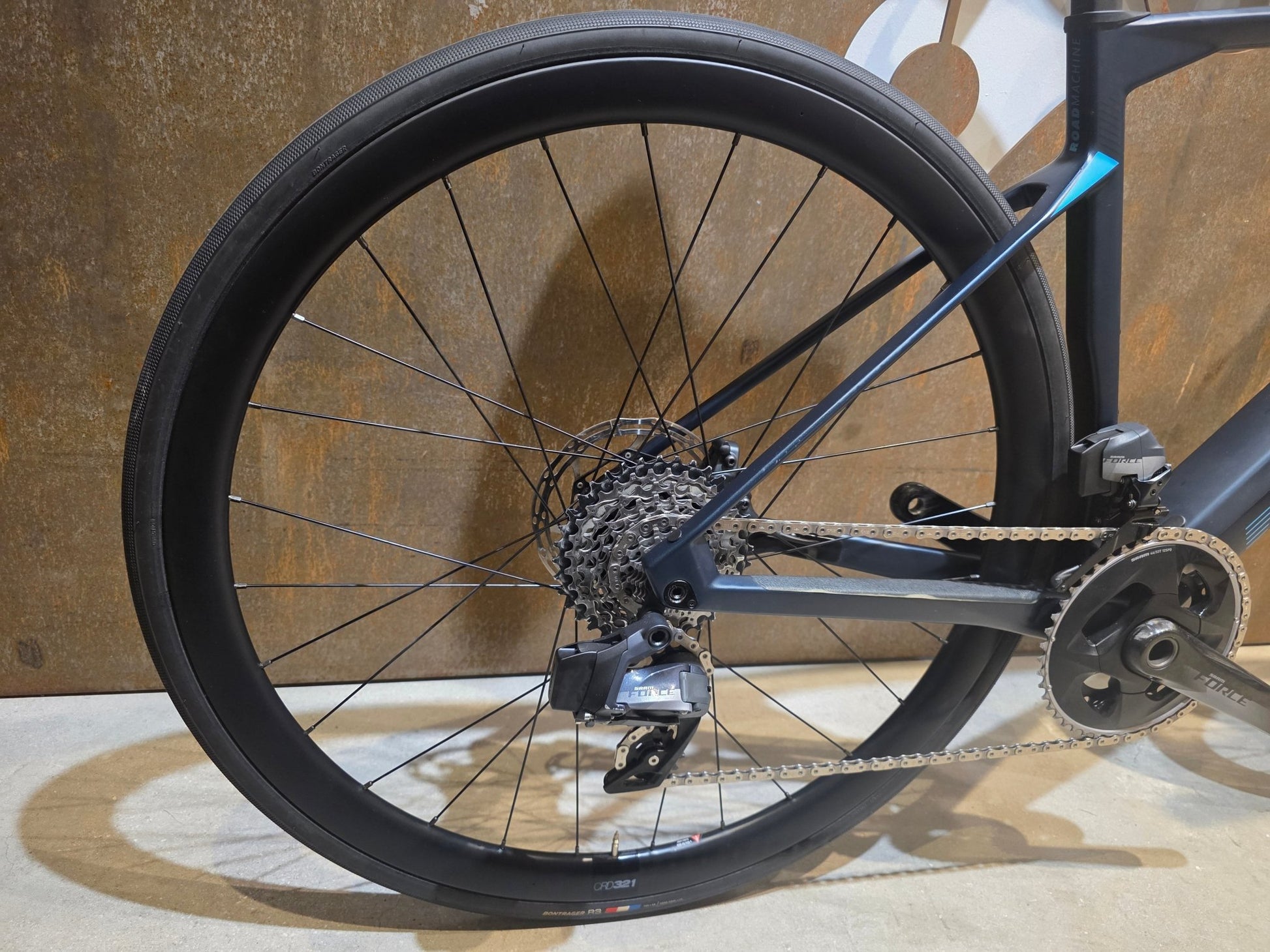 E - Rennrad/ - Gravel von Bmc, BMC ROADMACHINE AMP ONE / TURQUOISE / 51CM vor USEDBIKES - OB.DE Hintergrund