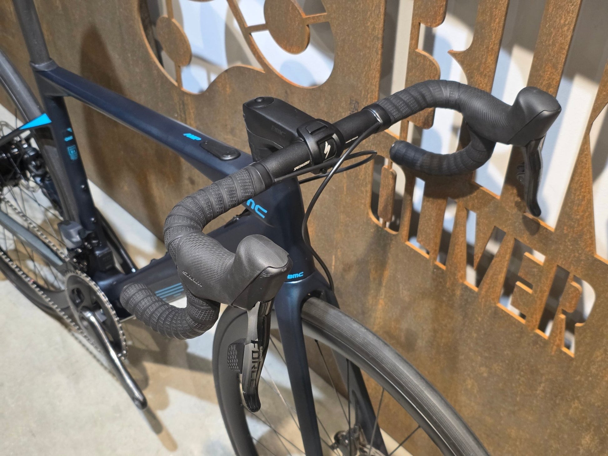 E - Rennrad/ - Gravel von Bmc, BMC ROADMACHINE AMP ONE / TURQUOISE / 51CM vor USEDBIKES - OB.DE Hintergrund