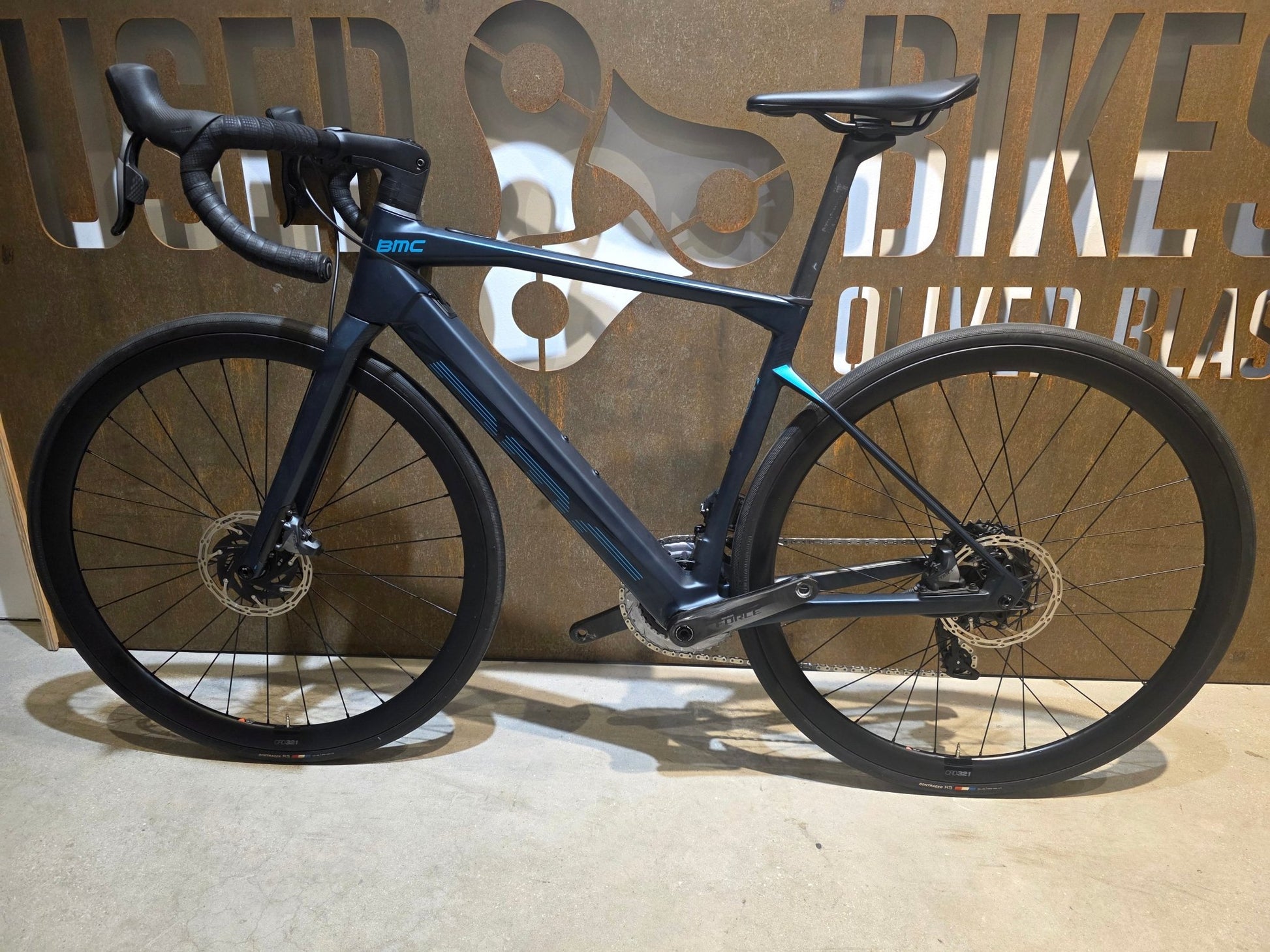 E - Rennrad/ - Gravel von Bmc, BMC ROADMACHINE AMP ONE / TURQUOISE / 51CM vor USEDBIKES - OB.DE Hintergrund