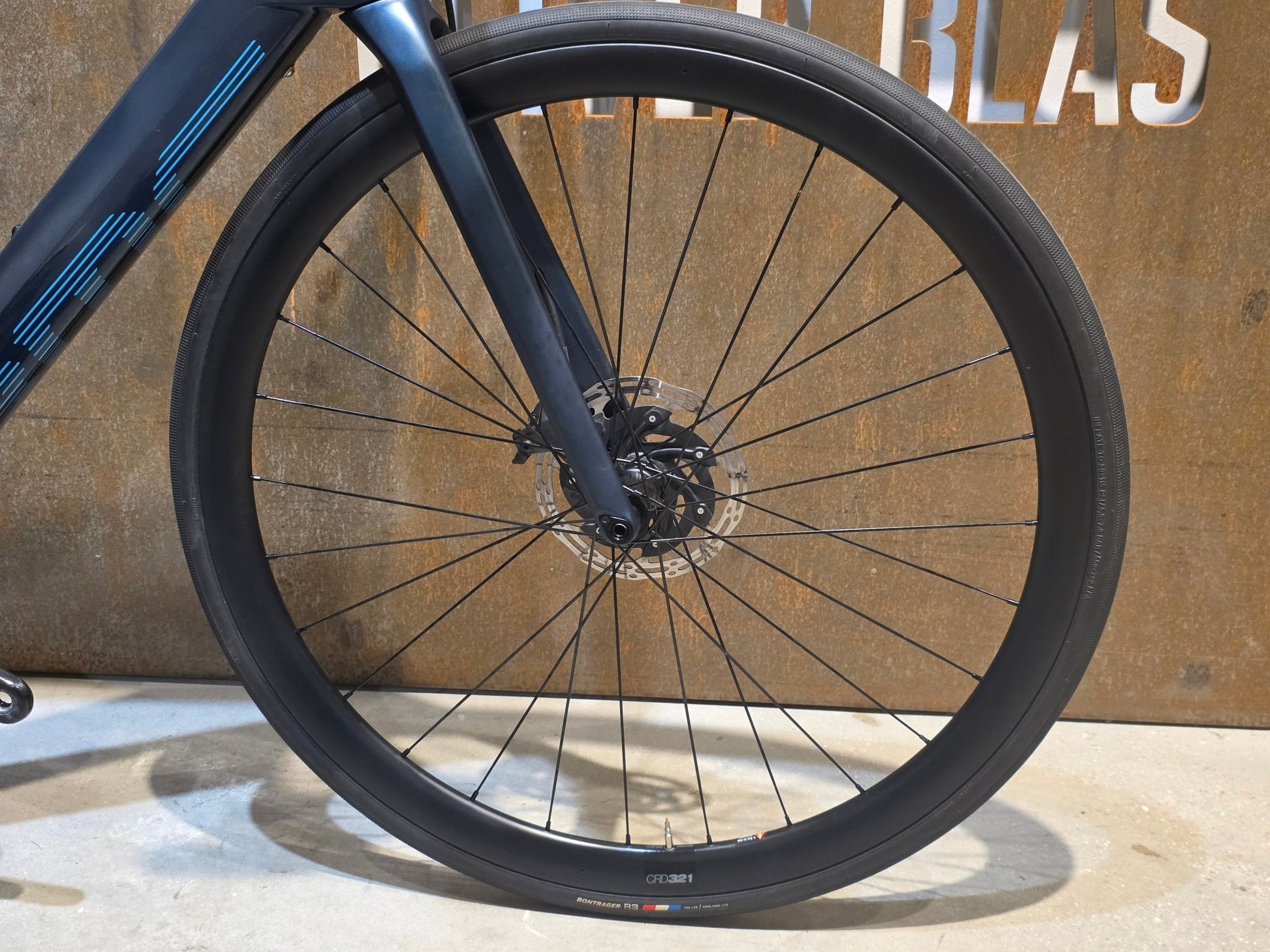 E - Rennrad/ - Gravel von Bmc, BMC ROADMACHINE AMP ONE / TURQUOISE / 51CM vor USEDBIKES - OB.DE Hintergrund