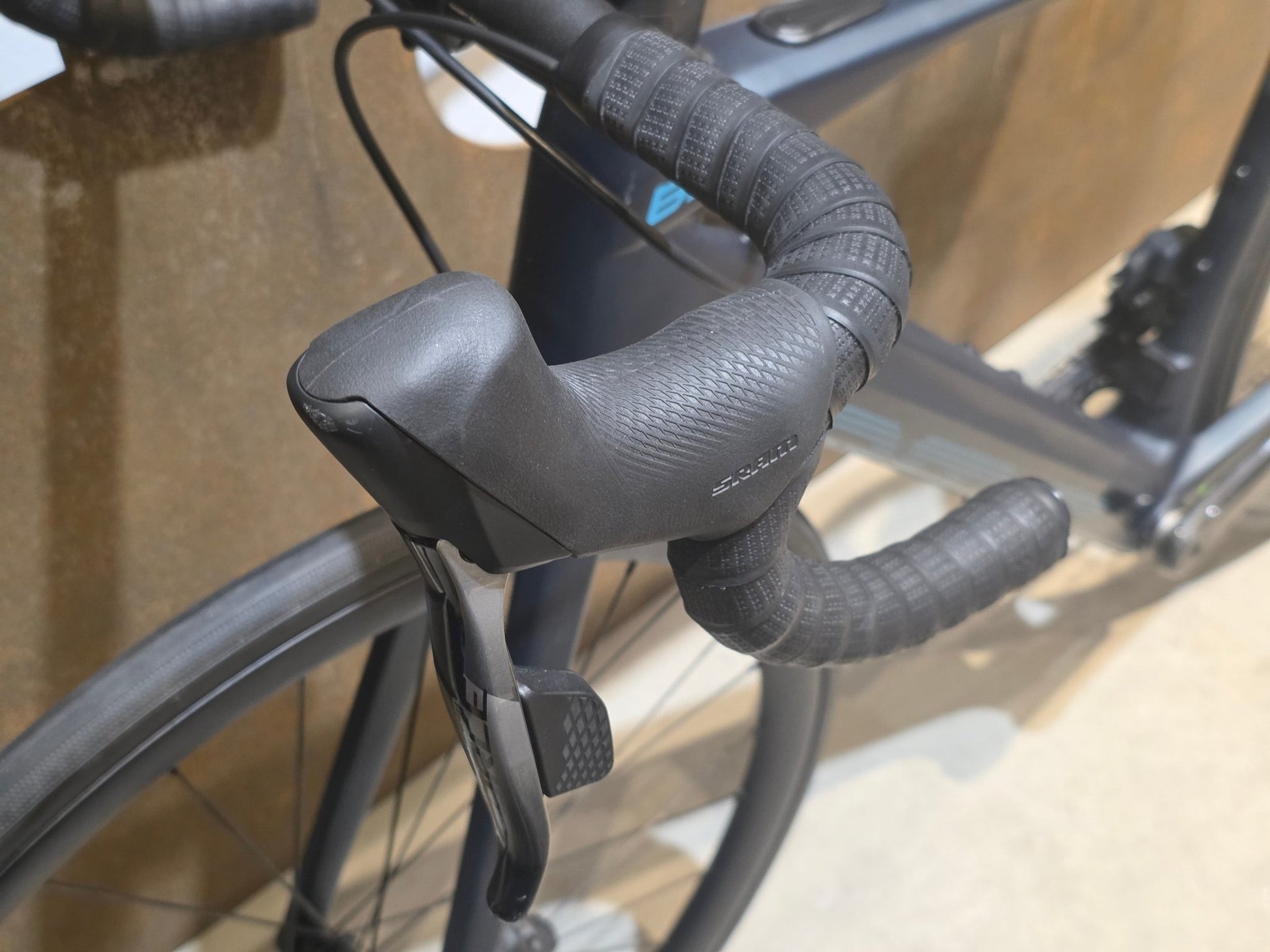 E - Rennrad/ - Gravel von Bmc, BMC ROADMACHINE AMP ONE / TURQUOISE / 51CM vor USEDBIKES - OB.DE Hintergrund