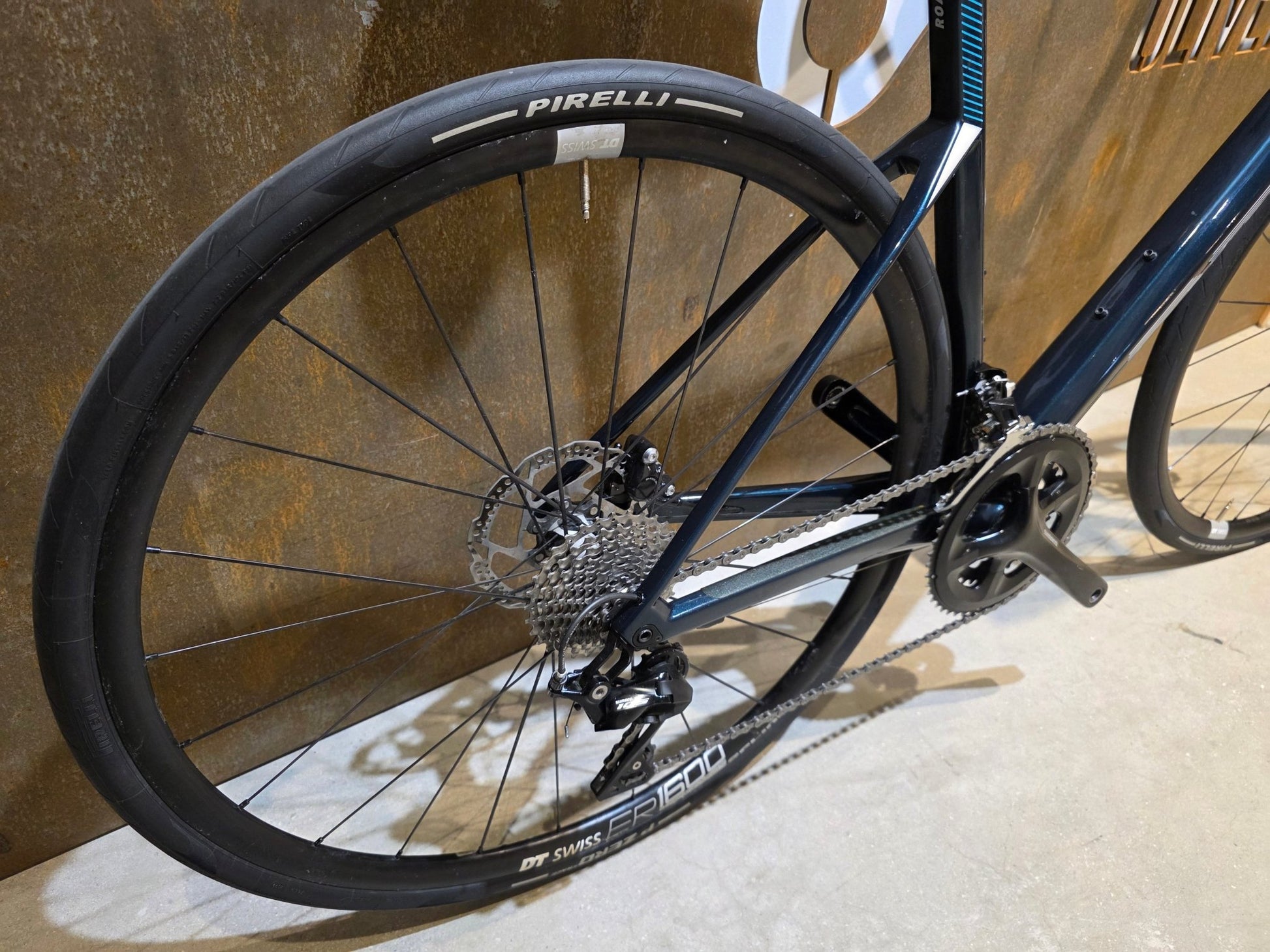 Rennrad von Bmc, BMC ROADMACHINE SEVEN 105 / CUSTOMBUILD / PETROL / 56CM in variant_title vor USEDBIKES - OB.DE Hintergrund