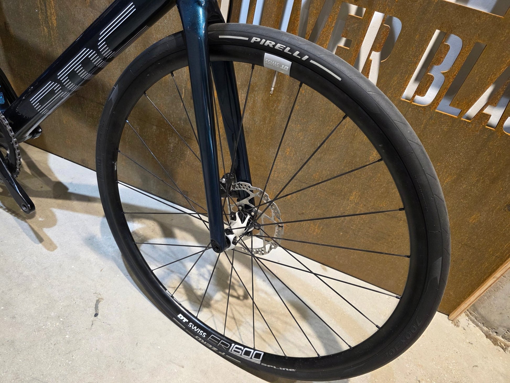 Rennrad von Bmc, BMC ROADMACHINE SEVEN 105 / CUSTOMBUILD / PETROL / 56CM in variant_title vor USEDBIKES - OB.DE Hintergrund