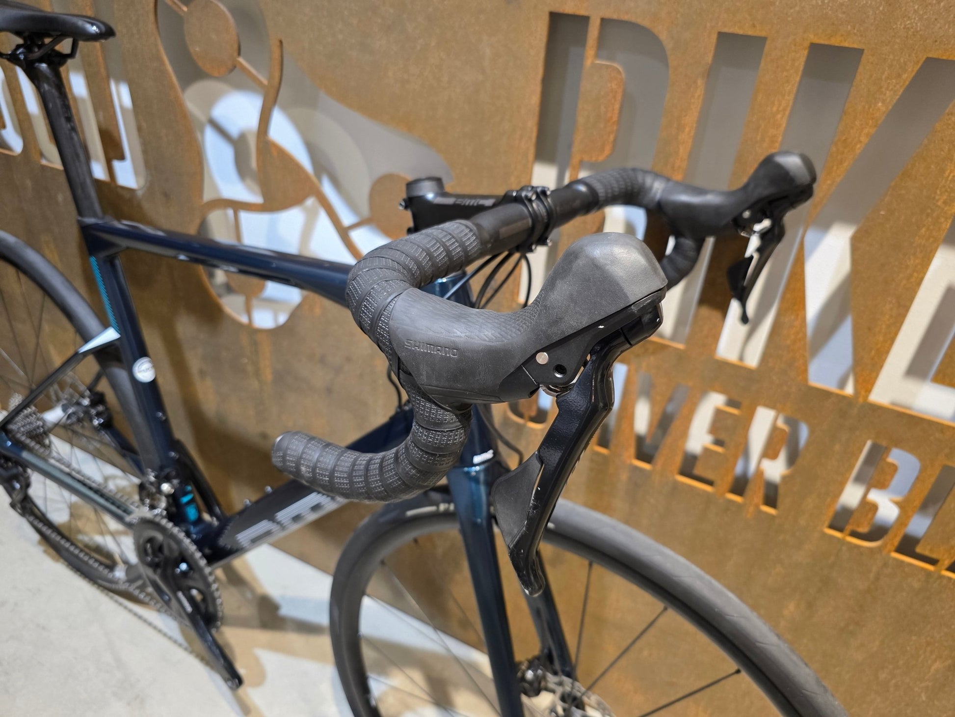 Rennrad von Bmc, BMC ROADMACHINE SEVEN 105 / CUSTOMBUILD / PETROL / 56CM in variant_title vor USEDBIKES - OB.DE Hintergrund