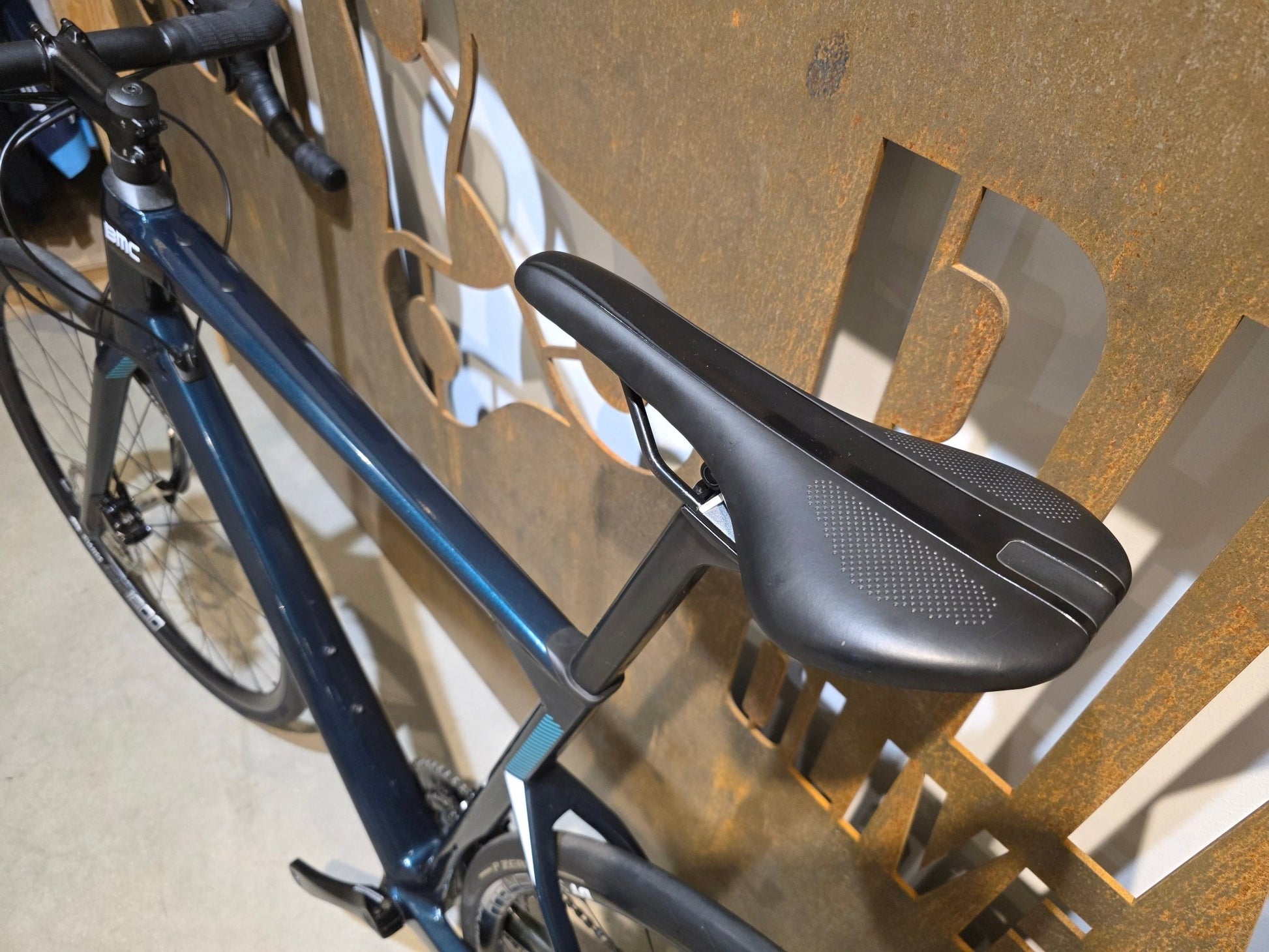 Rennrad von Bmc, BMC ROADMACHINE SEVEN 105 / CUSTOMBUILD / PETROL / 56CM in variant_title vor USEDBIKES - OB.DE Hintergrund