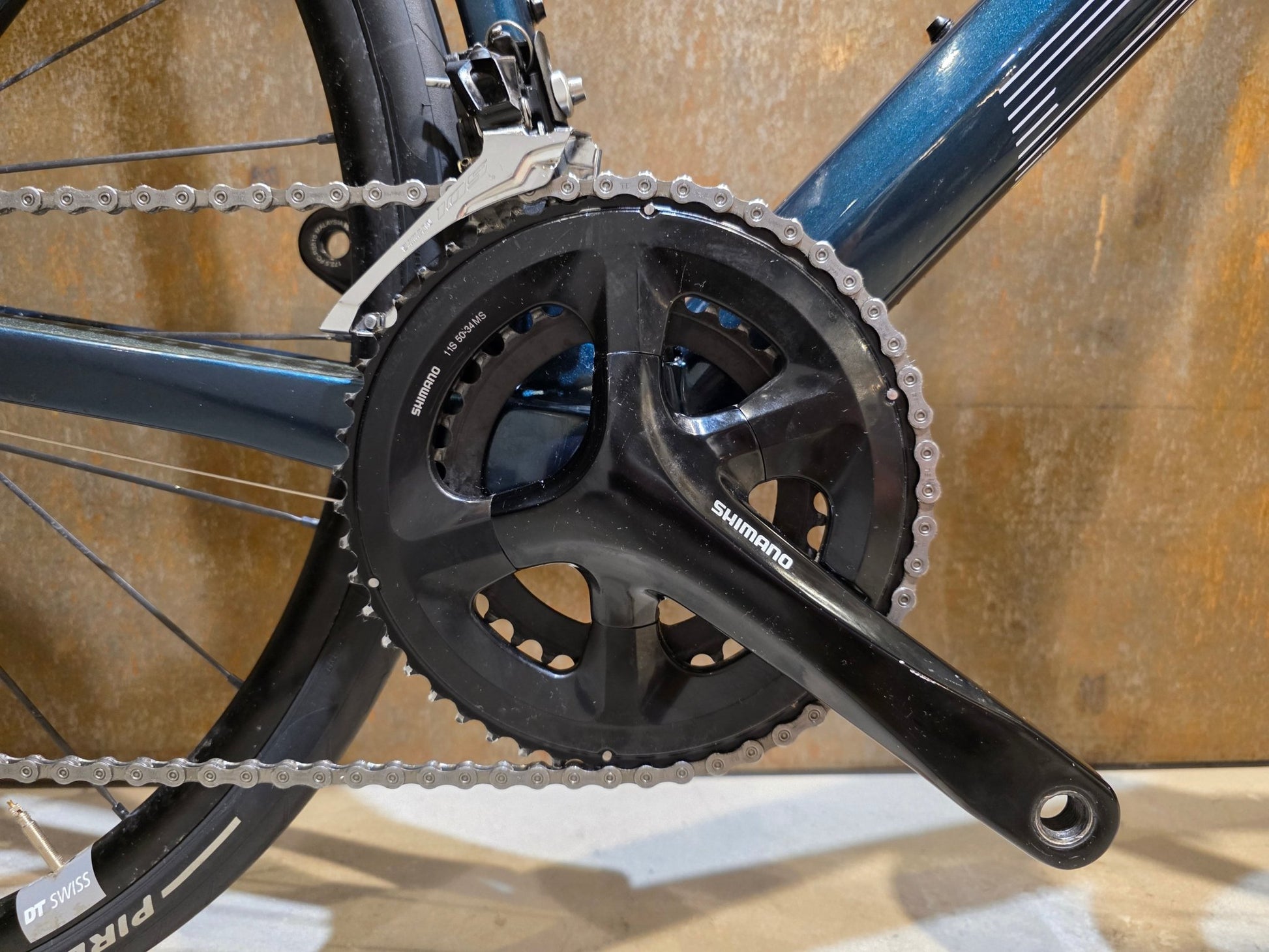 Rennrad von Bmc, BMC ROADMACHINE SEVEN 105 / CUSTOMBUILD / PETROL / 56CM in variant_title vor USEDBIKES - OB.DE Hintergrund