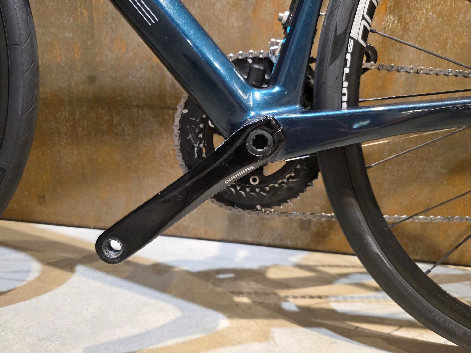 Rennrad von Bmc, BMC ROADMACHINE SEVEN 105 / CUSTOMBUILD / PETROL / 56CM in variant_title vor USEDBIKES - OB.DE Hintergrund