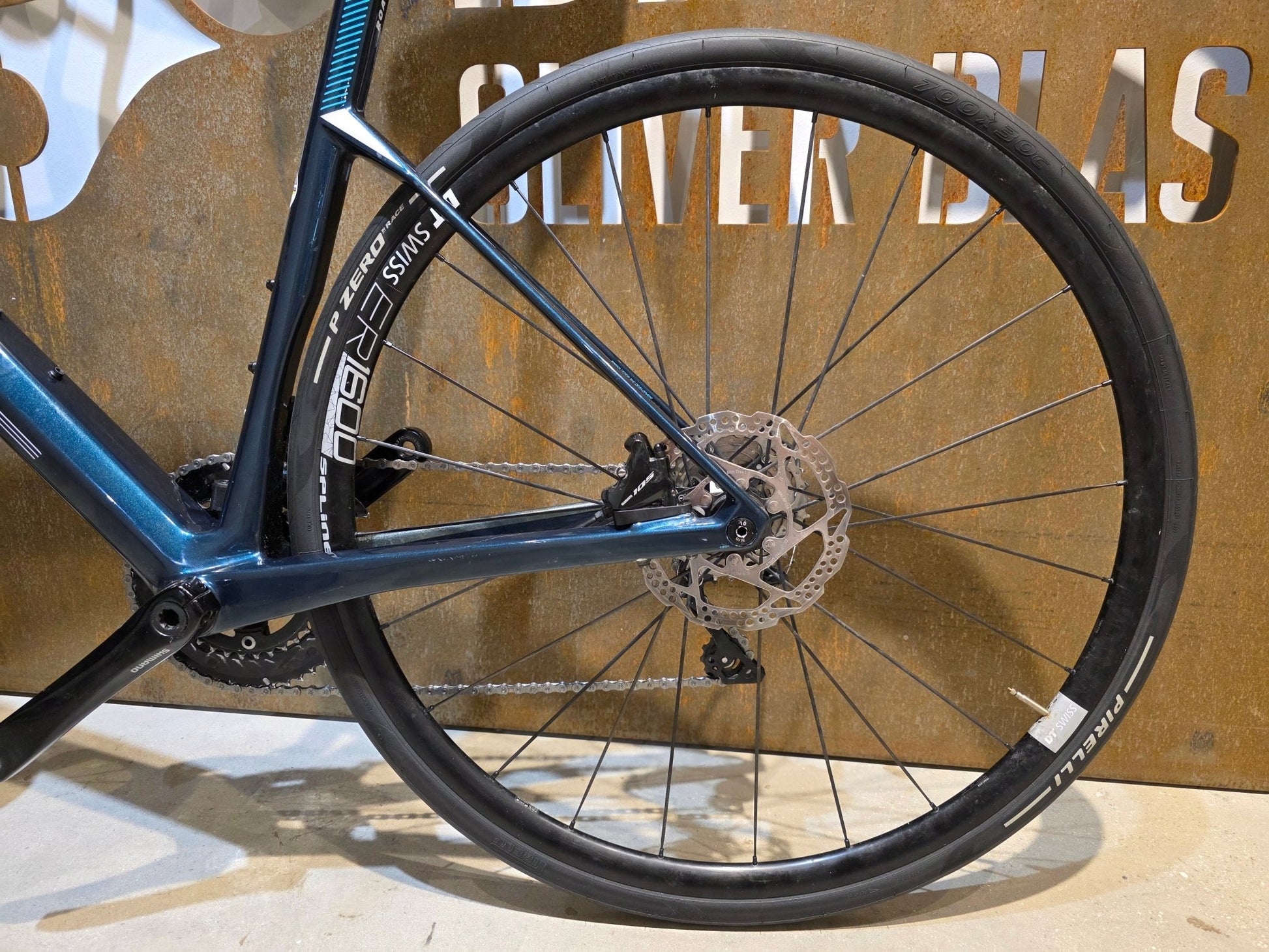 Rennrad von Bmc, BMC ROADMACHINE SEVEN 105 / CUSTOMBUILD / PETROL / 56CM in variant_title vor USEDBIKES - OB.DE Hintergrund