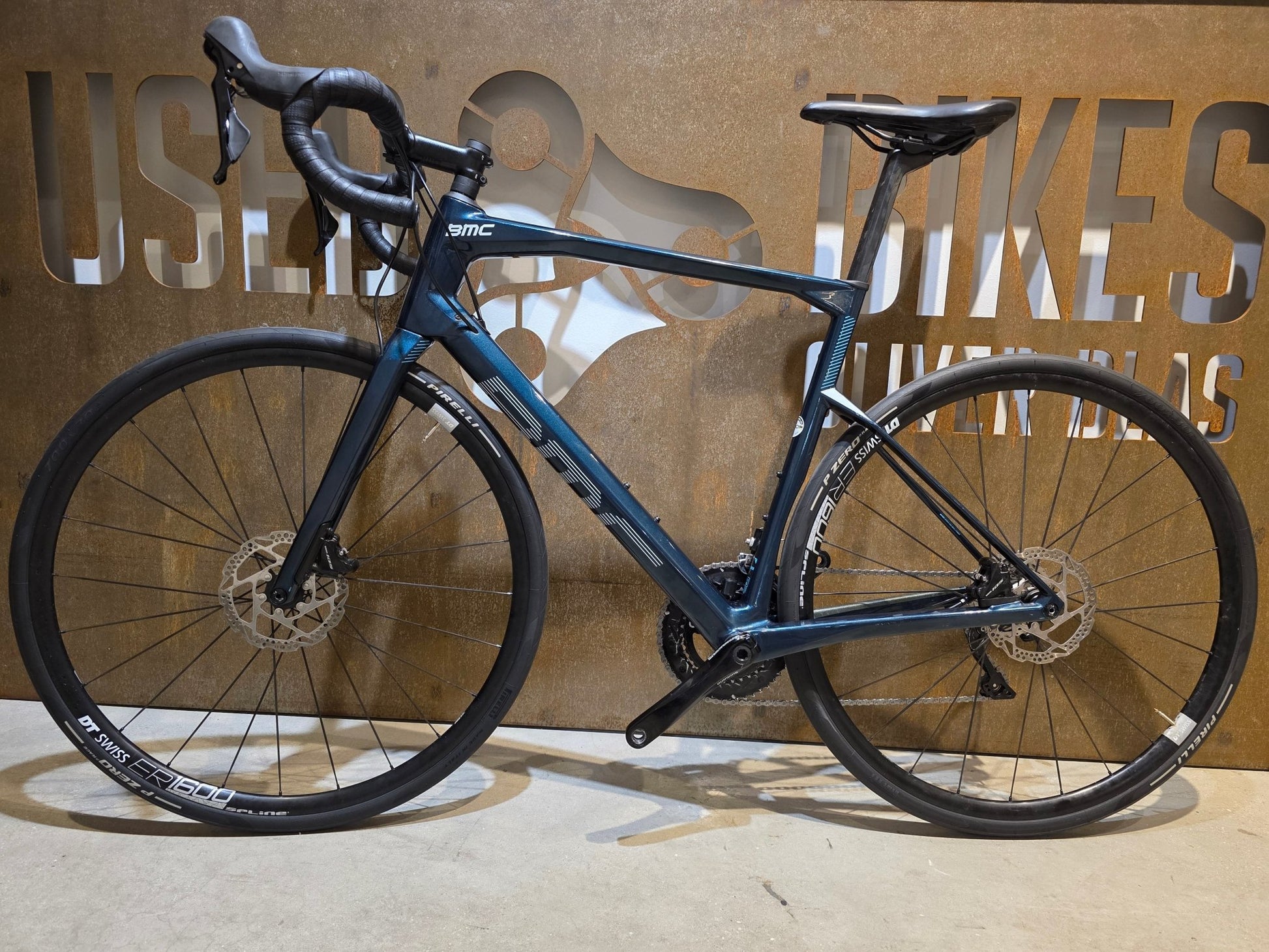 Rennrad von Bmc, BMC ROADMACHINE SEVEN 105 / CUSTOMBUILD / PETROL / 56CM in variant_title vor USEDBIKES - OB.DE Hintergrund