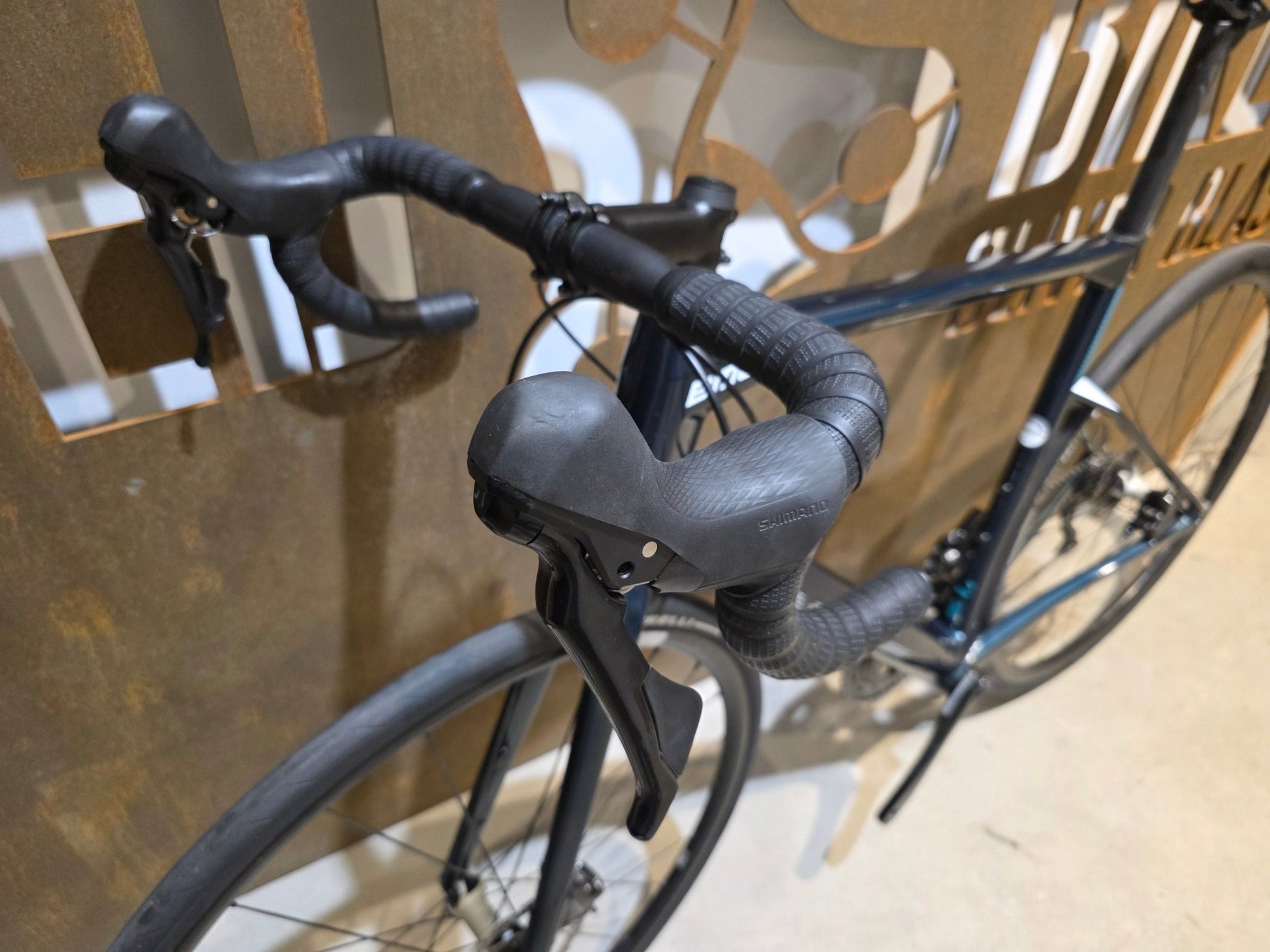 Rennrad von Bmc, BMC ROADMACHINE SEVEN 105 / CUSTOMBUILD / PETROL / 56CM in variant_title vor USEDBIKES - OB.DE Hintergrund