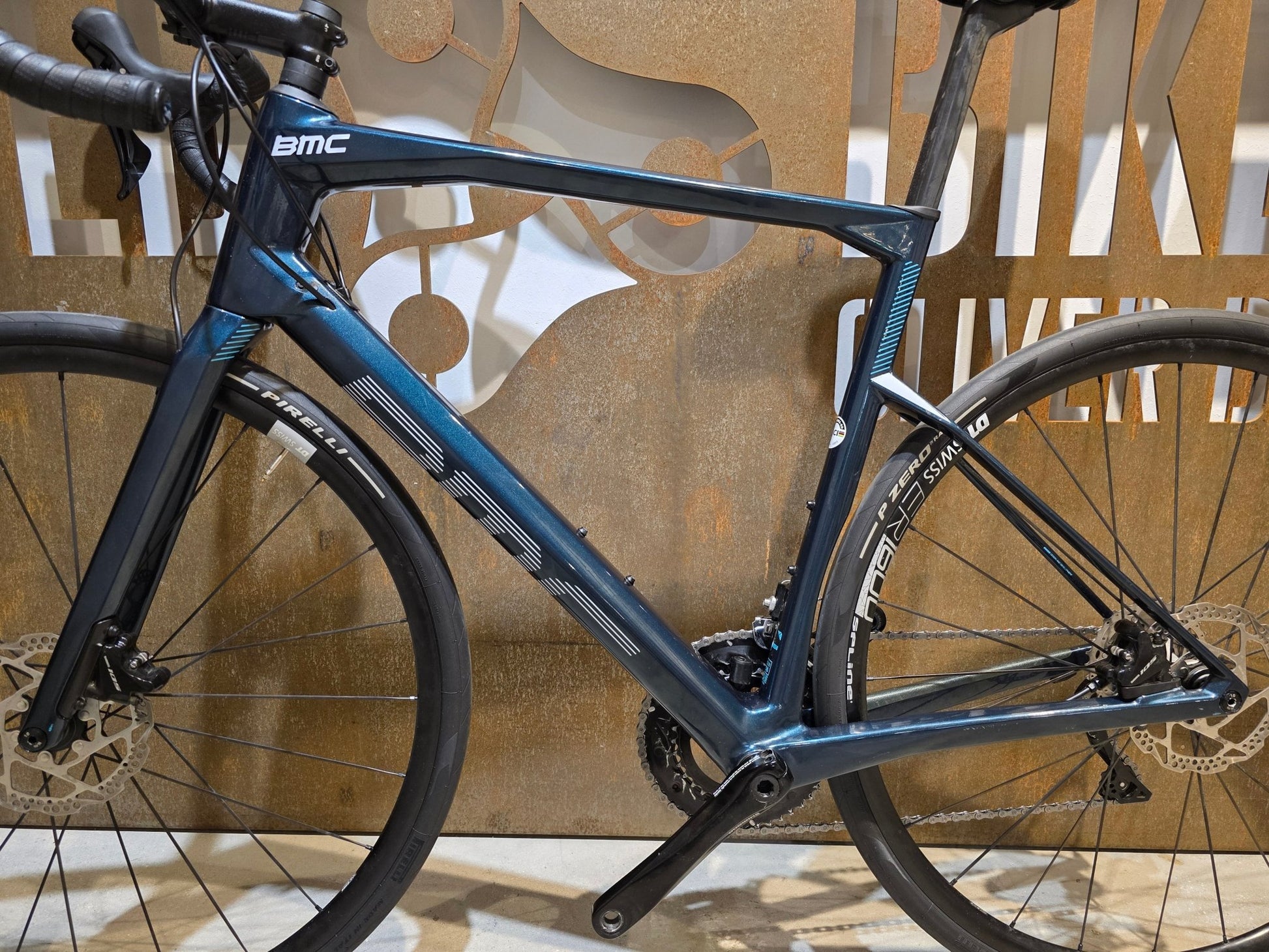 Rennrad von Bmc, BMC ROADMACHINE SEVEN 105 / CUSTOMBUILD / PETROL / 56CM in variant_title vor USEDBIKES - OB.DE Hintergrund