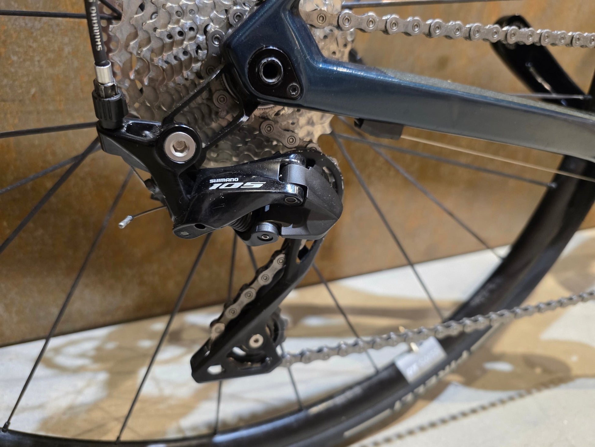 Rennrad von Bmc, BMC ROADMACHINE SEVEN 105 / CUSTOMBUILD / PETROL / 56CM in variant_title vor USEDBIKES - OB.DE Hintergrund