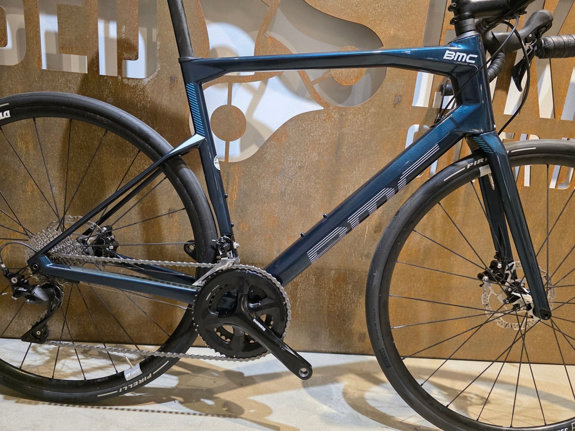 Rennrad von Bmc, BMC ROADMACHINE SEVEN 105 / CUSTOMBUILD / PETROL / 56CM in variant_title vor USEDBIKES - OB.DE Hintergrund