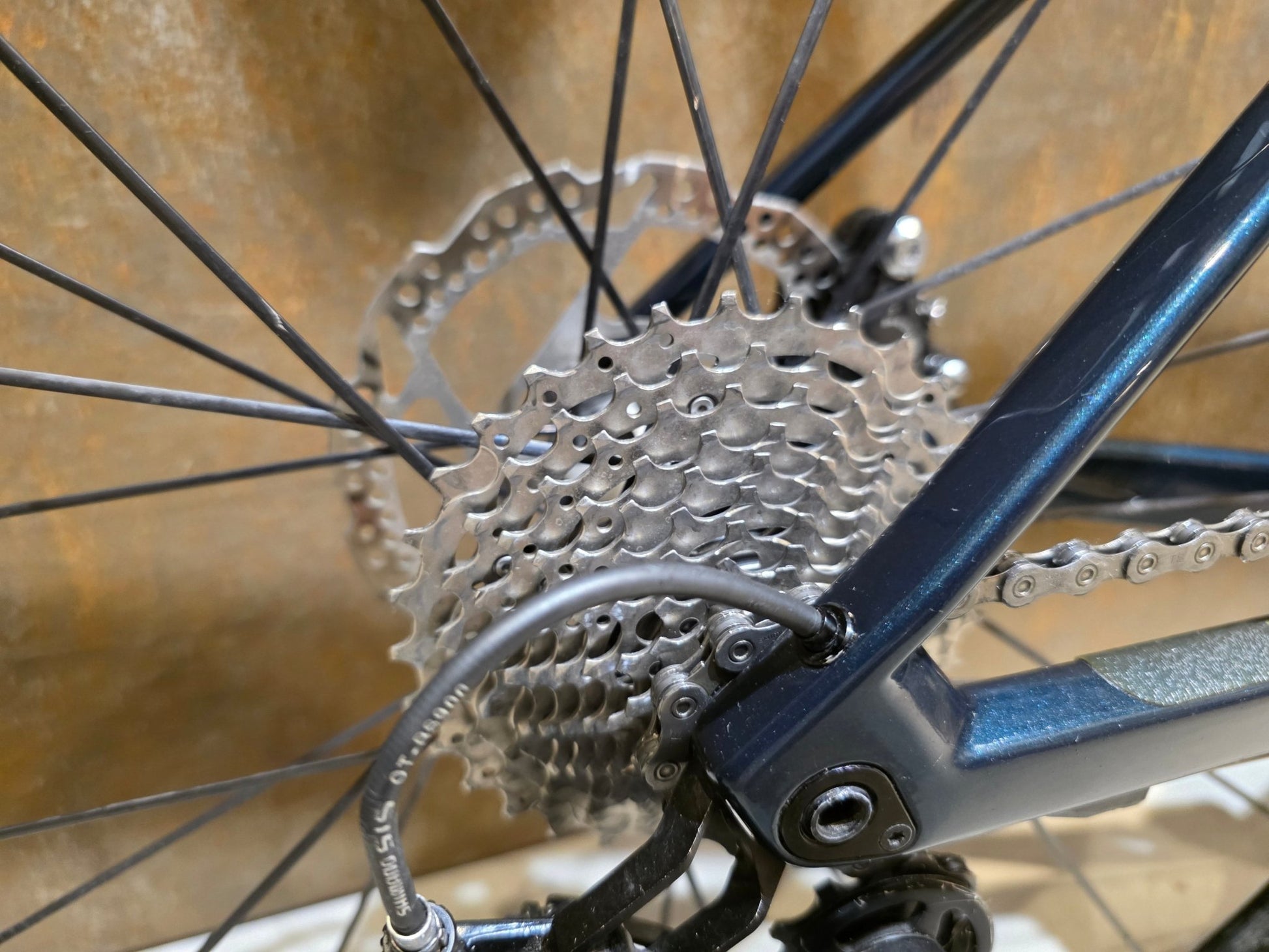 Rennrad von Bmc, BMC ROADMACHINE SEVEN 105 / CUSTOMBUILD / PETROL / 56CM in variant_title vor USEDBIKES - OB.DE Hintergrund