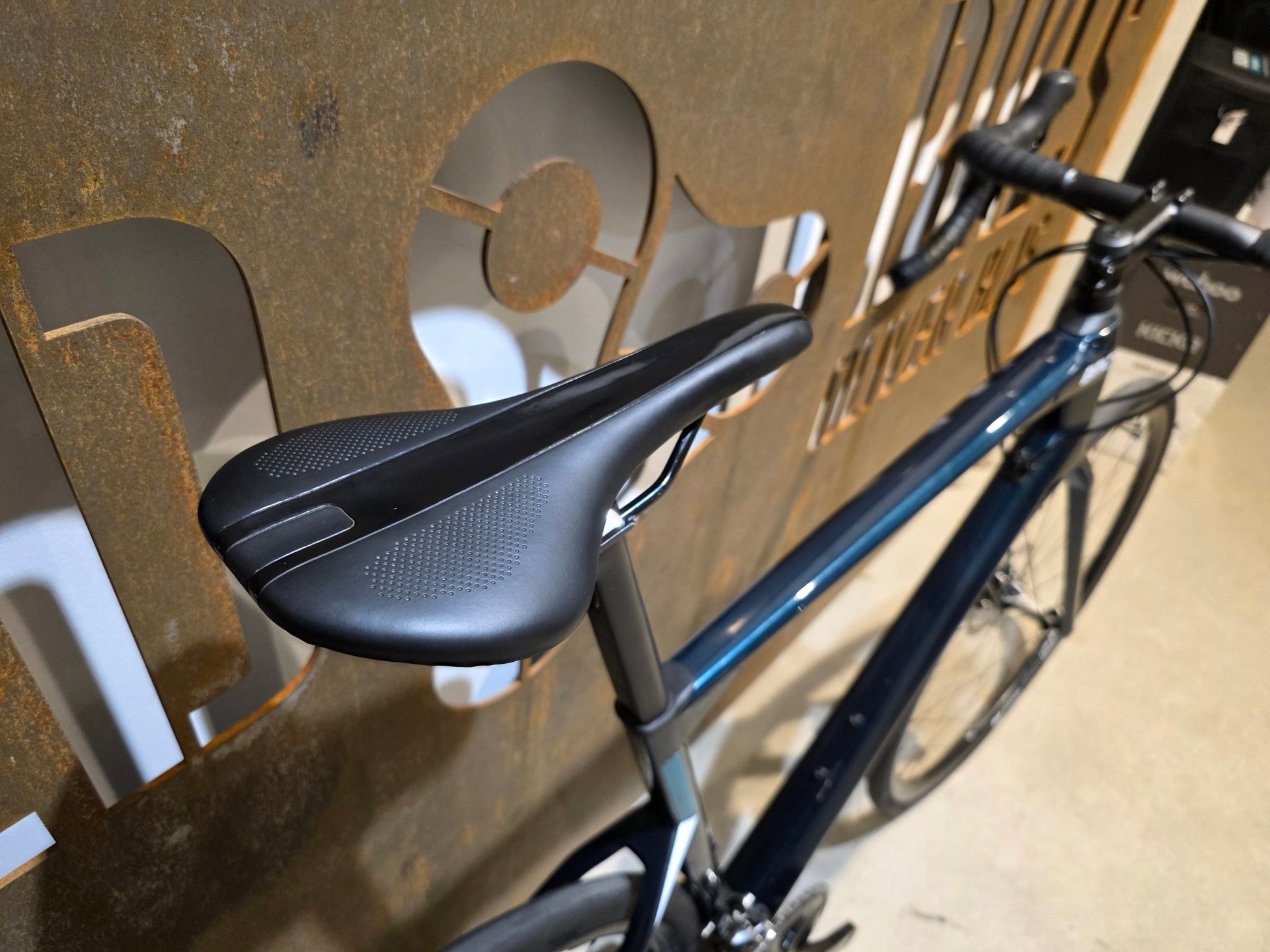 Rennrad von Bmc, BMC ROADMACHINE SEVEN 105 / CUSTOMBUILD / PETROL / 56CM in variant_title vor USEDBIKES - OB.DE Hintergrund