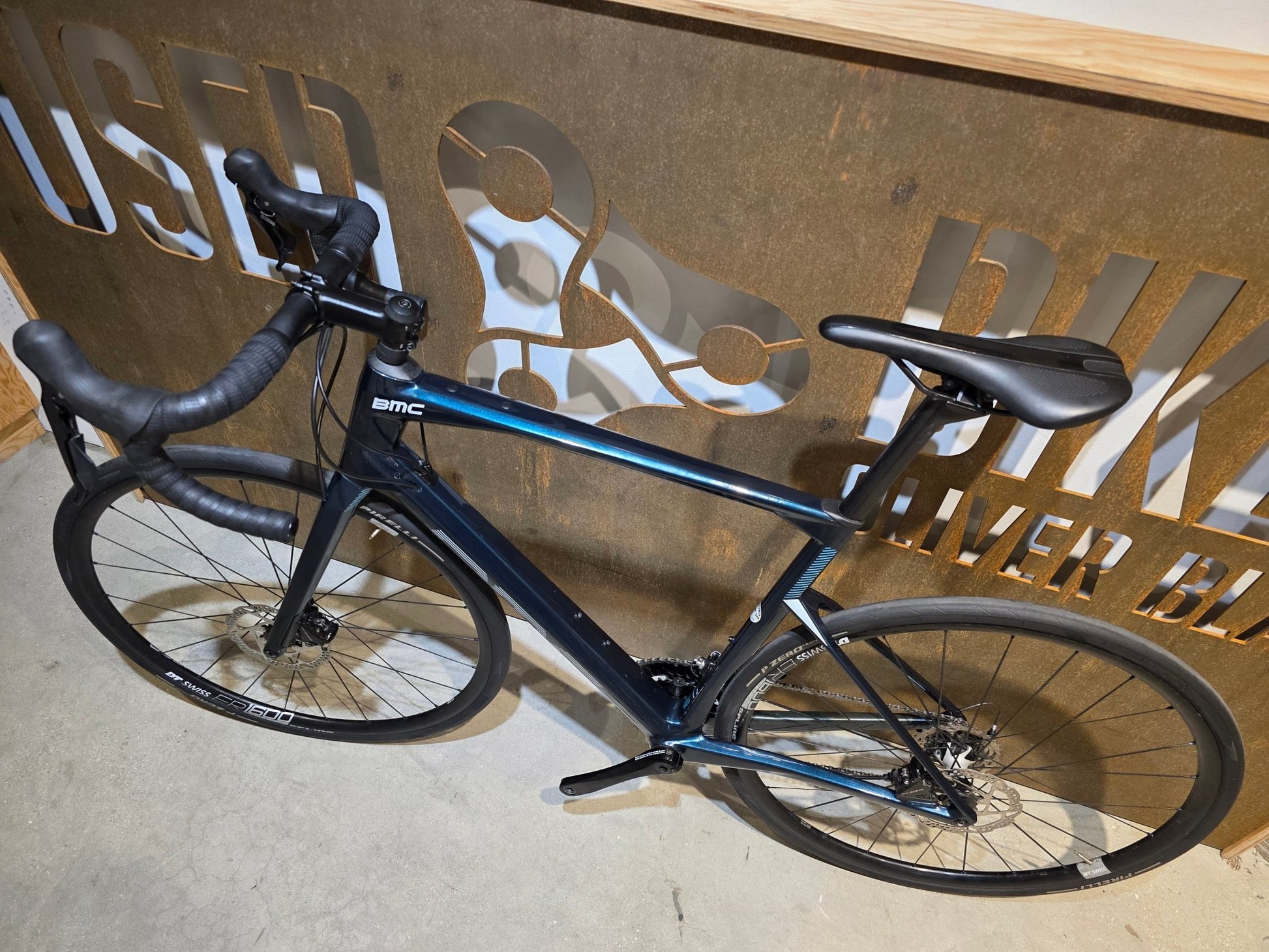 Rennrad von Bmc, BMC ROADMACHINE SEVEN 105 / CUSTOMBUILD / PETROL / 56CM in variant_title vor USEDBIKES - OB.DE Hintergrund