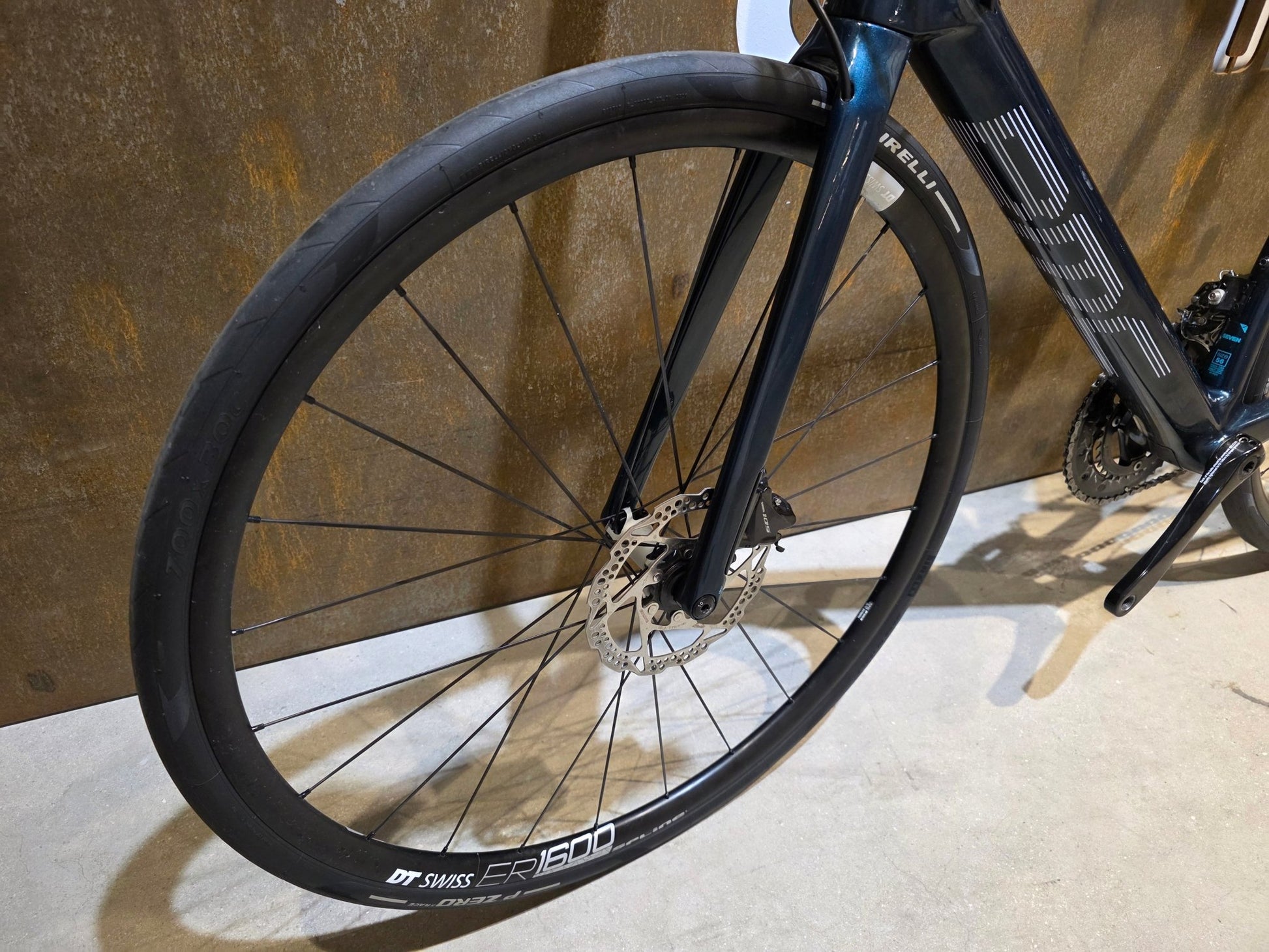 Rennrad von Bmc, BMC ROADMACHINE SEVEN 105 / CUSTOMBUILD / PETROL / 56CM in variant_title vor USEDBIKES - OB.DE Hintergrund