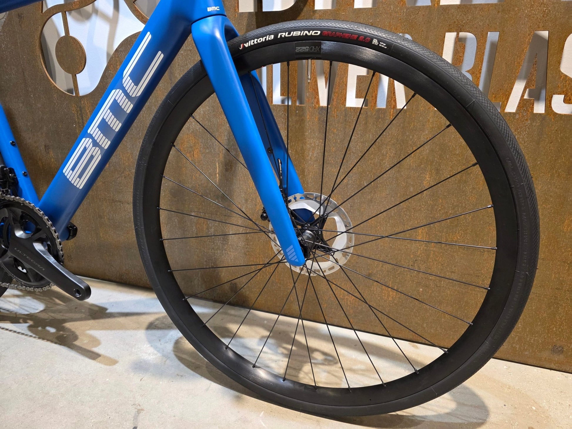 Rennrad von Bmc, BMC ROADMACHINE TWO / SHIMANO ULTEGRA DI2 / 51CM vor USEDBIKES - OB.DE Hintergrund