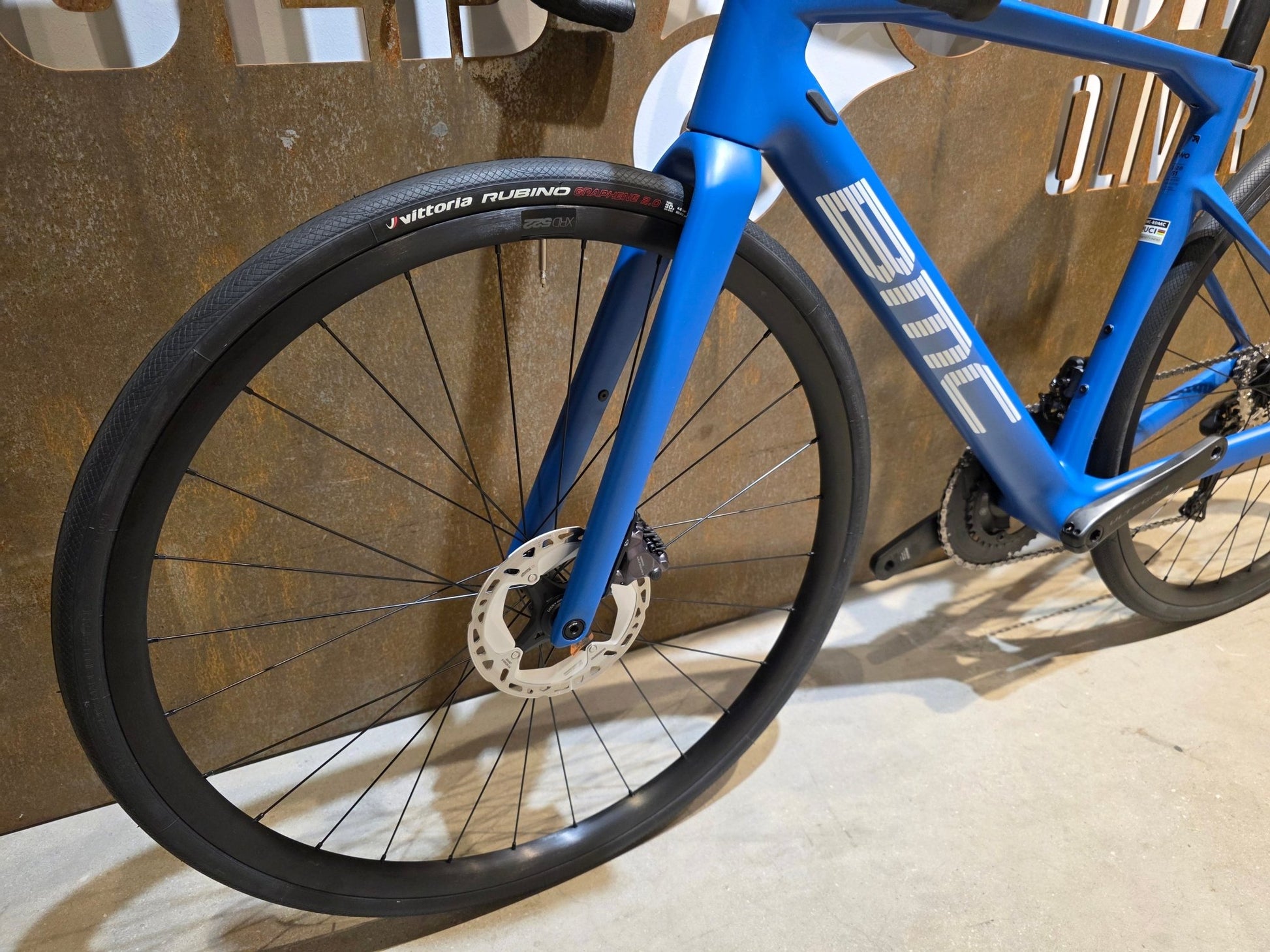 Rennrad von Bmc, BMC ROADMACHINE TWO / SHIMANO ULTEGRA DI2 / 51CM vor USEDBIKES - OB.DE Hintergrund