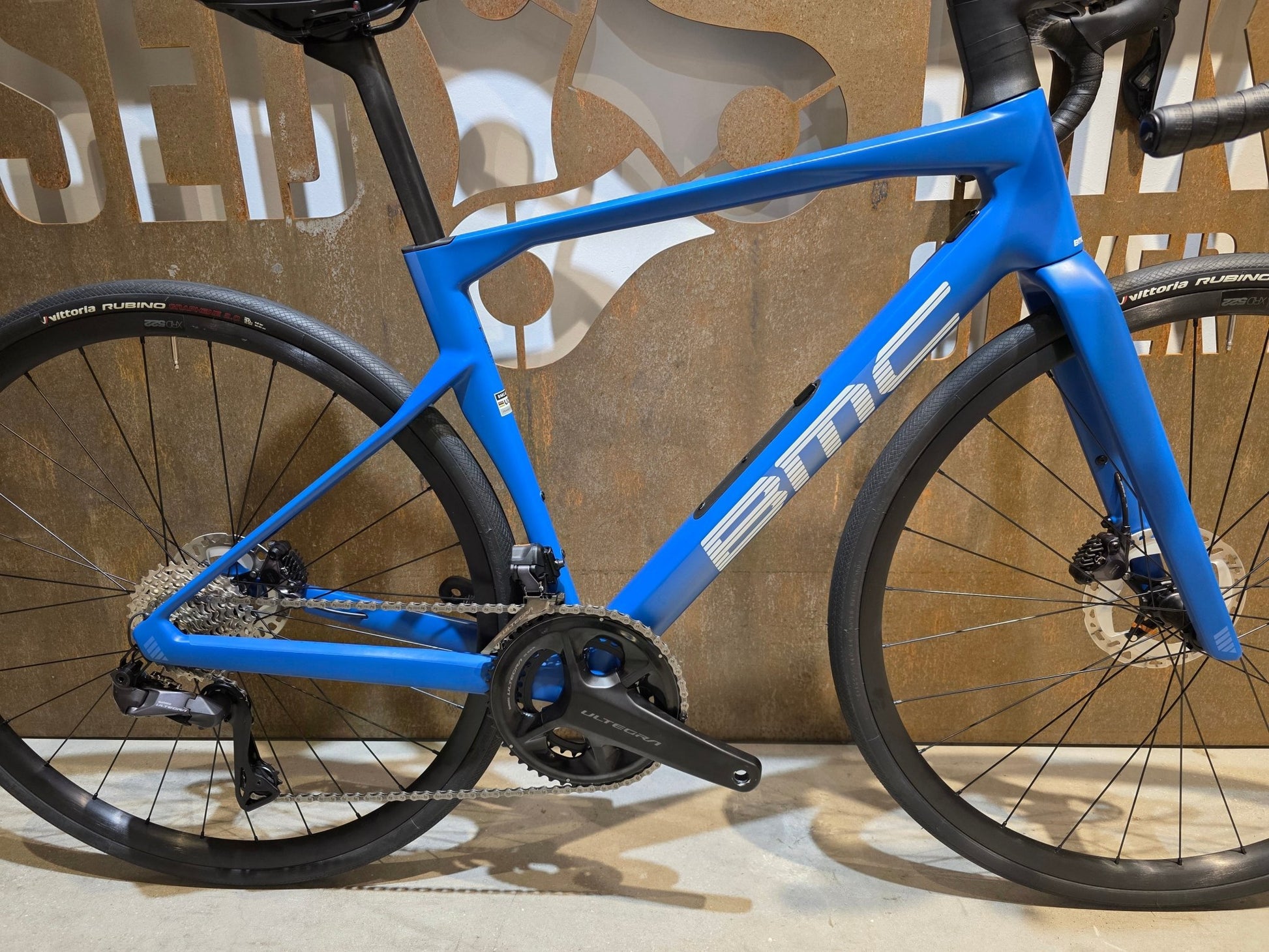 Rennrad von Bmc, BMC ROADMACHINE TWO / SHIMANO ULTEGRA DI2 / 51CM vor USEDBIKES - OB.DE Hintergrund