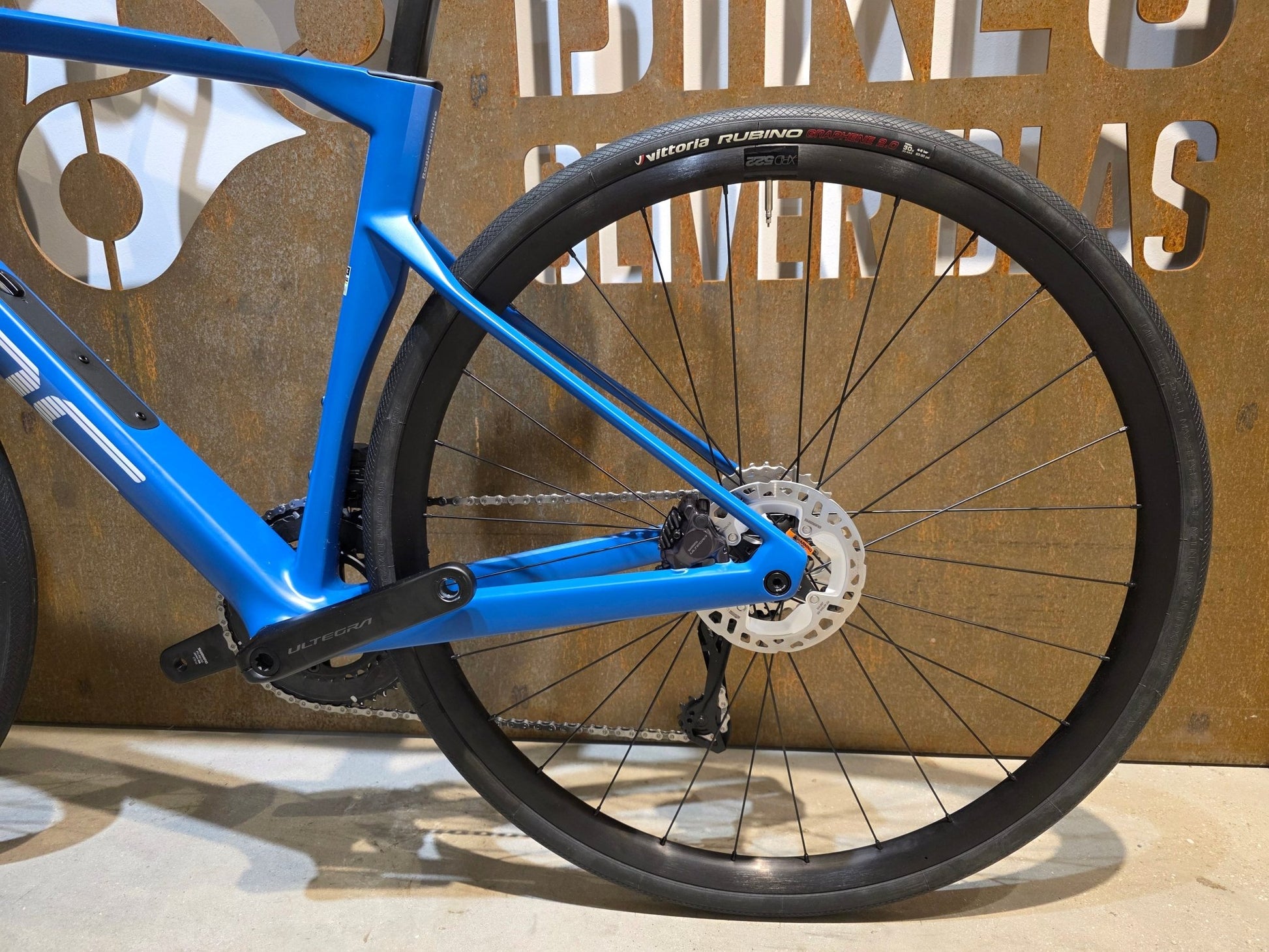 Rennrad von Bmc, BMC ROADMACHINE TWO / SHIMANO ULTEGRA DI2 / 51CM vor USEDBIKES - OB.DE Hintergrund