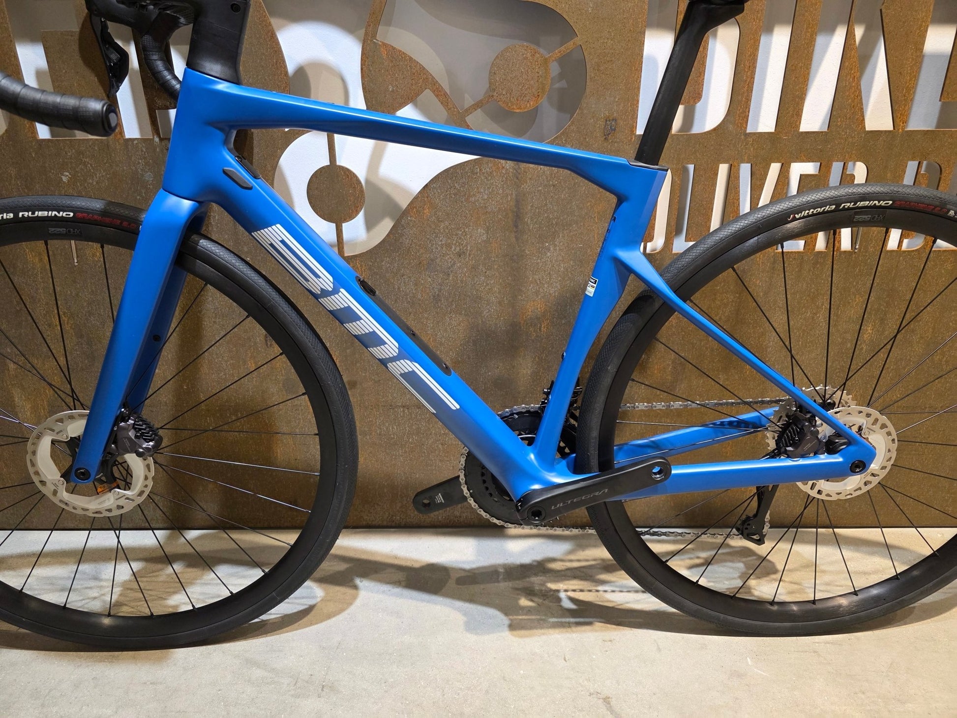 Rennrad von Bmc, BMC ROADMACHINE TWO / SHIMANO ULTEGRA DI2 / 51CM vor USEDBIKES - OB.DE Hintergrund