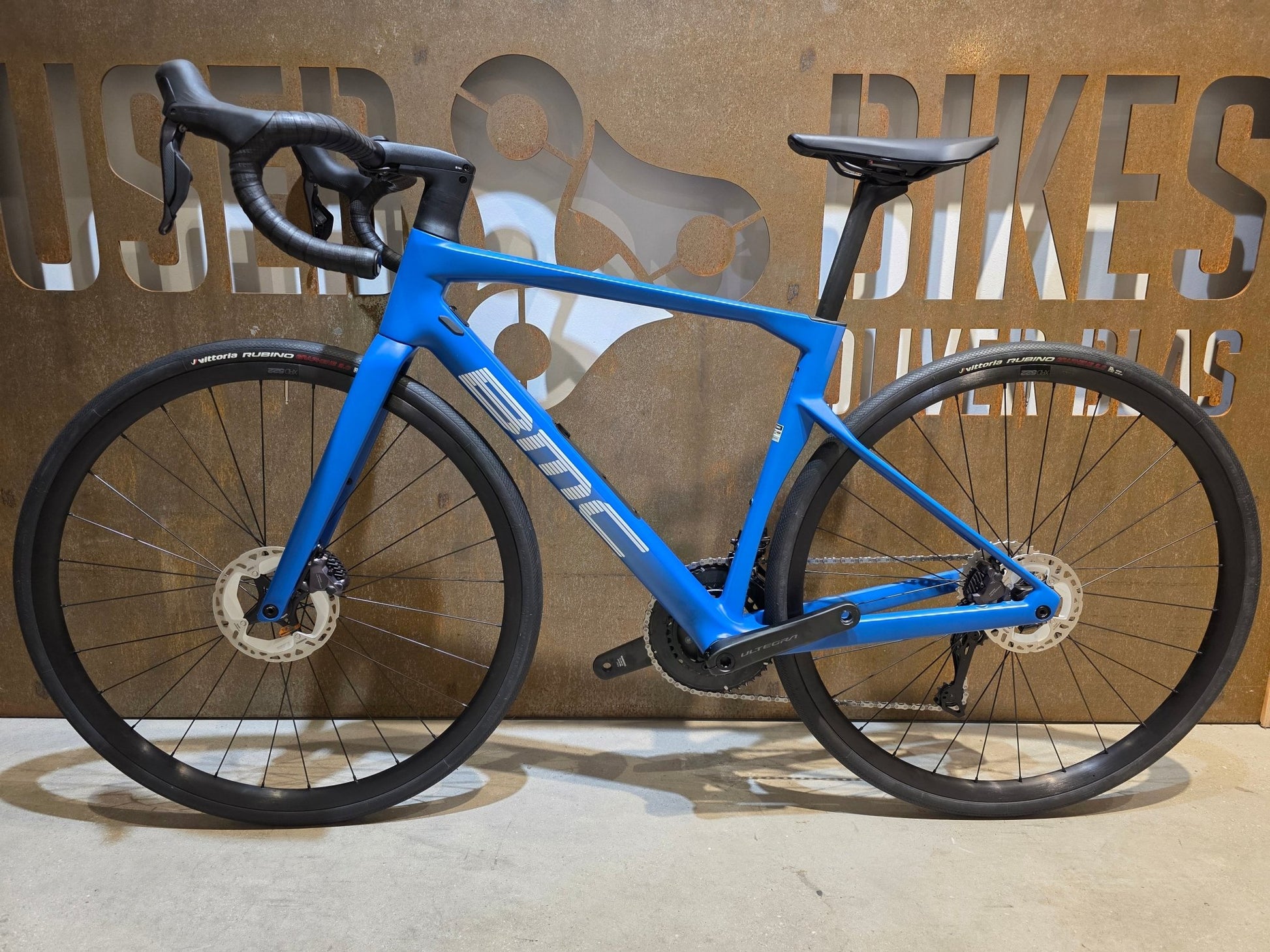 Rennrad von Bmc, BMC ROADMACHINE TWO / SHIMANO ULTEGRA DI2 / 51CM vor USEDBIKES - OB.DE Hintergrund