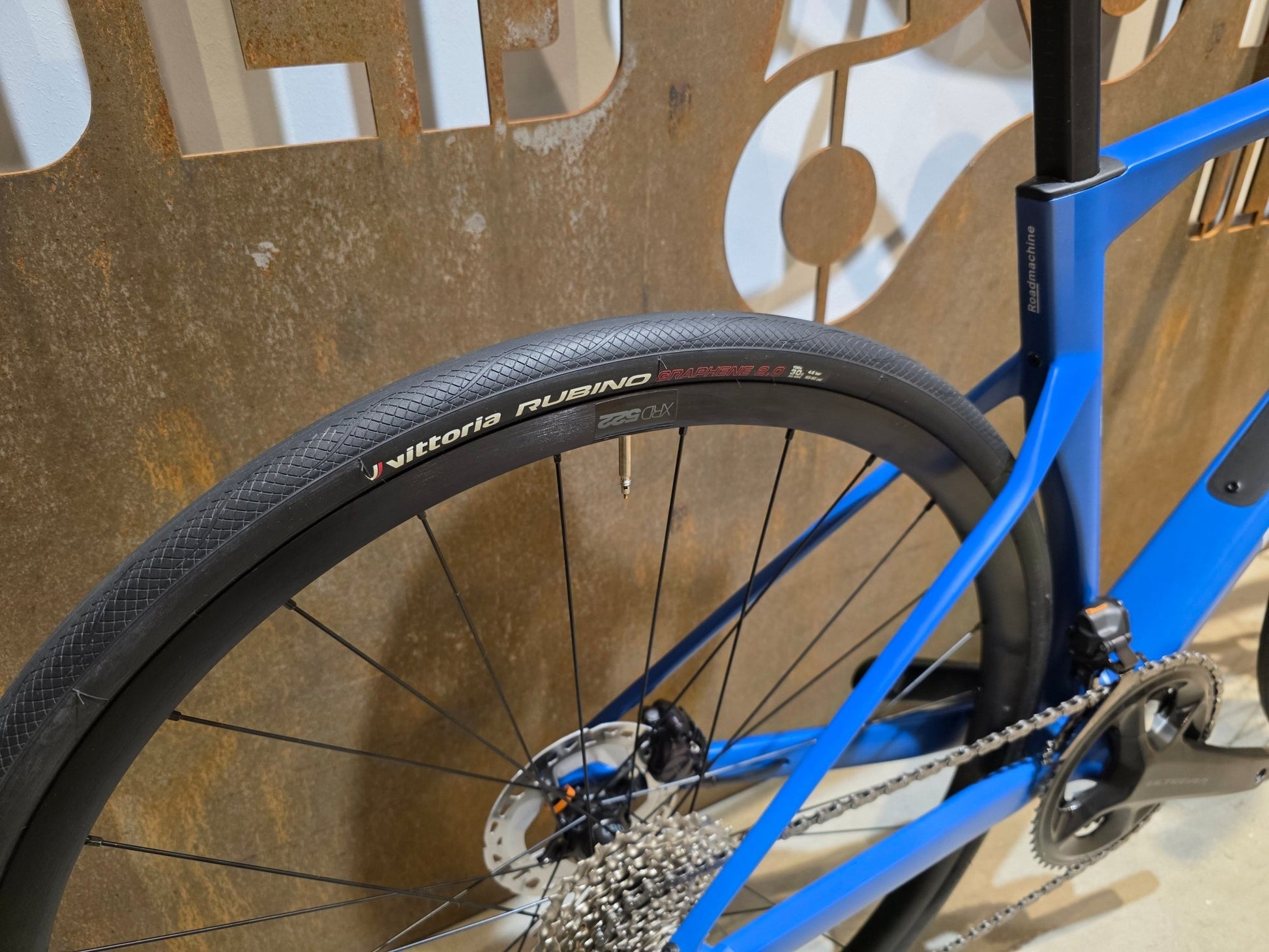 Rennrad von Bmc, BMC ROADMACHINE TWO / SHIMANO ULTEGRA DI2 / 51CM vor USEDBIKES - OB.DE Hintergrund