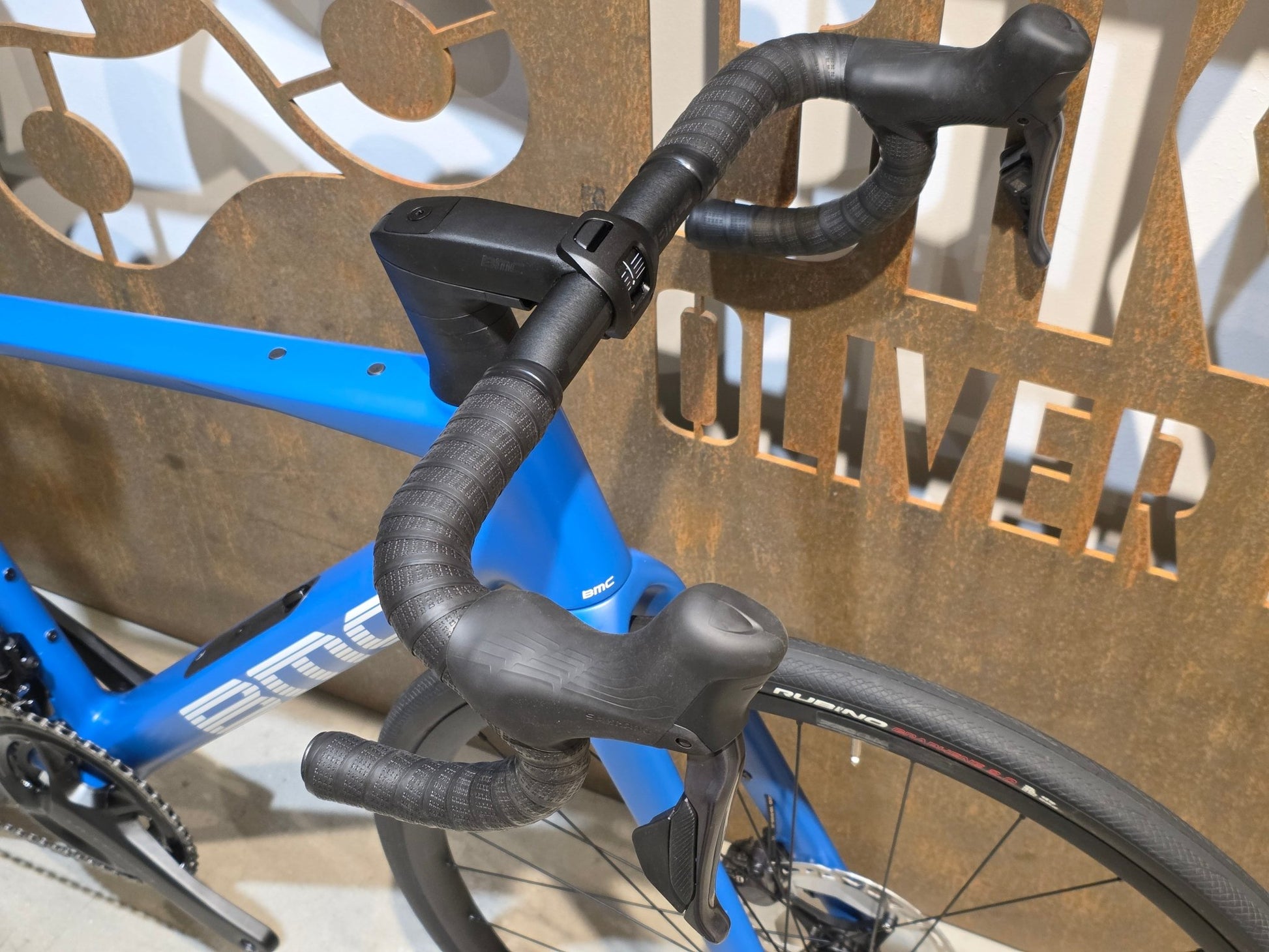 Rennrad von Bmc, BMC ROADMACHINE TWO / SHIMANO ULTEGRA DI2 / 51CM vor USEDBIKES - OB.DE Hintergrund