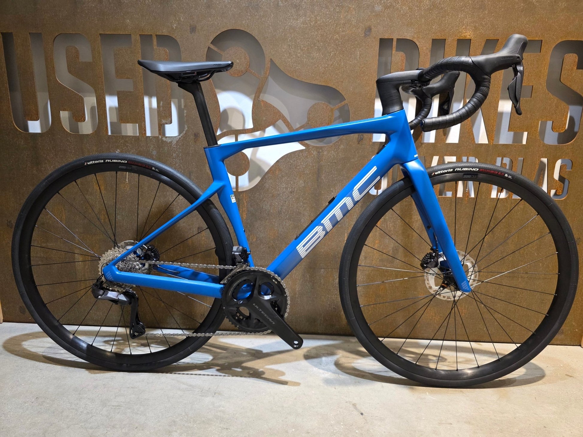 Rennrad von Bmc, BMC ROADMACHINE TWO / SHIMANO ULTEGRA DI2 / 51CM vor USEDBIKES - OB.DE Hintergrund