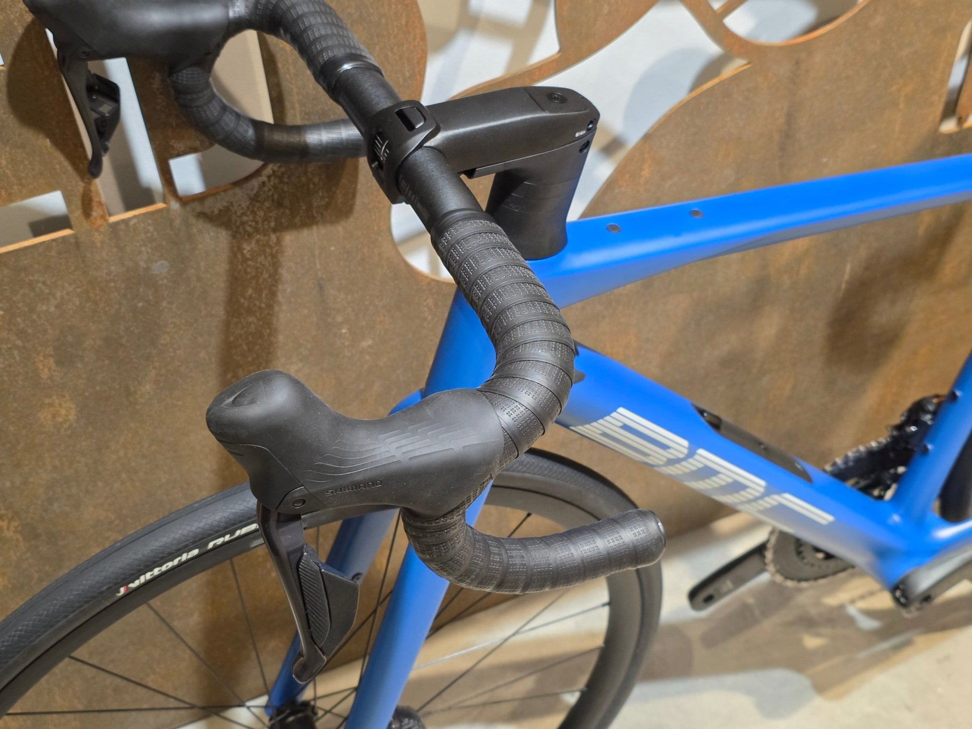 Rennrad von Bmc, BMC ROADMACHINE TWO / SHIMANO ULTEGRA DI2 / 51CM vor USEDBIKES - OB.DE Hintergrund