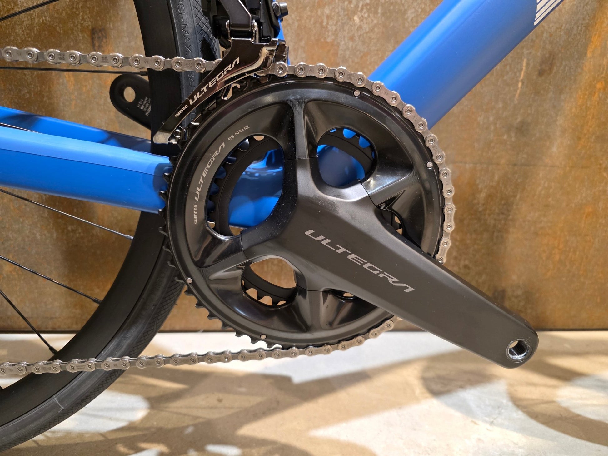 Rennrad von Bmc, BMC ROADMACHINE TWO / SHIMANO ULTEGRA DI2 / 58CM vor USEDBIKES - OB.DE Hintergrund