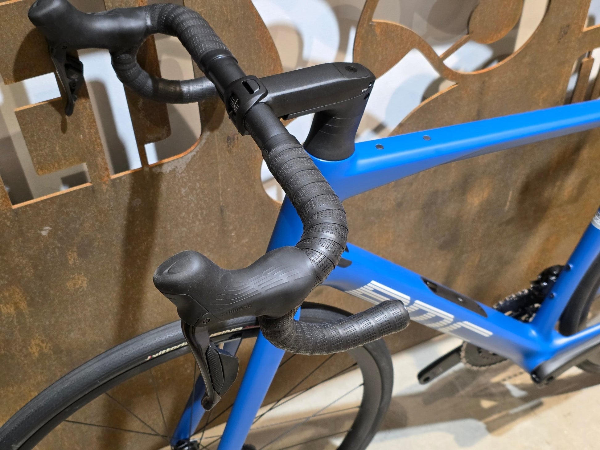 Rennrad von Bmc, BMC ROADMACHINE TWO / SHIMANO ULTEGRA DI2 / 58CM vor USEDBIKES - OB.DE Hintergrund