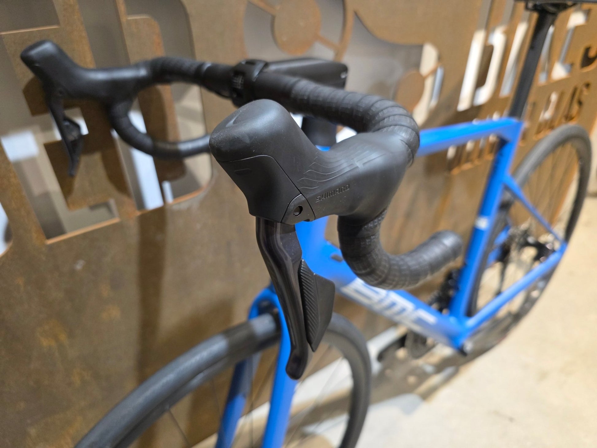 Rennrad von Bmc, BMC ROADMACHINE TWO / SHIMANO ULTEGRA DI2 / 58CM vor USEDBIKES - OB.DE Hintergrund